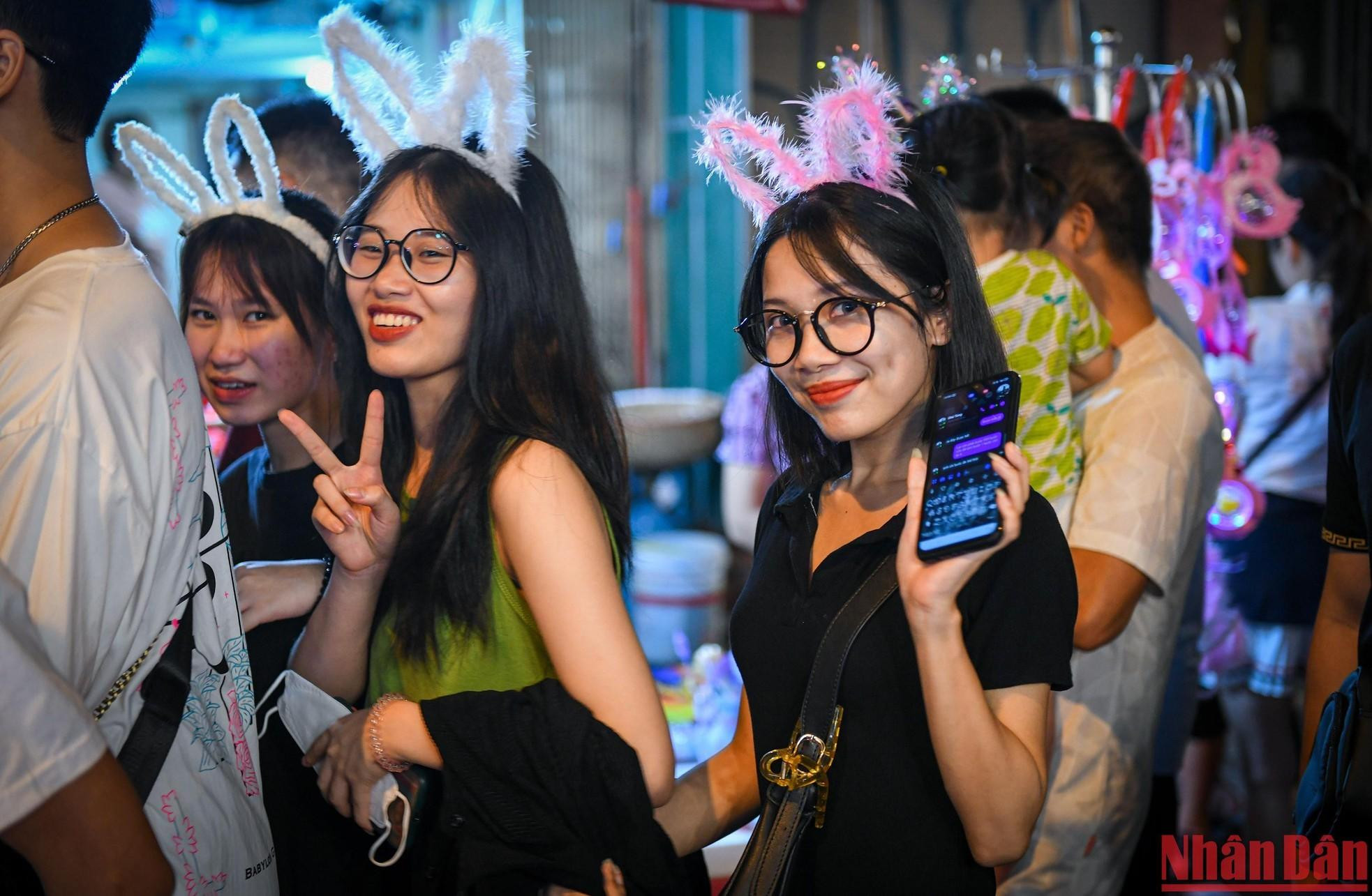 Muchas personas compartieron que, aunque saben que la calle Hang Ma está muy concurrida en estos días, quieren venir para disfrutar el ambiente del Festival del Medio Otoño.