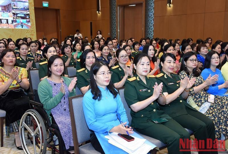 Más de 300 delegadas asisten en Hanói y más de cinco mil mujeres que son empleadas públicas, empresarias, intelectuales, de las fuerzas armadas o destacadas en diversos campos participan de manera virtual. Más de 300 delegadas asisten en Hanói y más de cinco mil mujeres que son empleadas públicas, empresarias, intelectuales, de las fuerzas armadas o destacadas en diversos campos participan de manera virtual.
