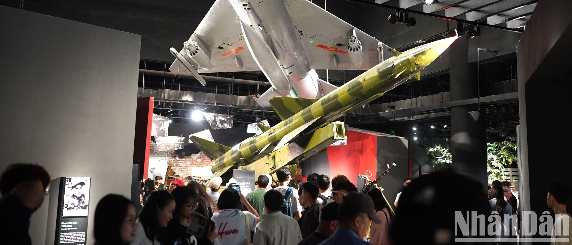 En el interior del edificio principal, el museo es como un libro vivo de historia, con más de 150 mil objetos distribuidos en seis temas, desde el período de fundación del país hasta la actualidad. Algunos artefactos importantes, como los aviones MiG-21 y los tanques T-54B, atraen la atención de los visitantes. En el interior del edificio principal, el museo es como un libro vivo de historia, con más de 150 mil objetos distribuidos en seis temas, desde el período de fundación del país hasta la actualidad. Algunos artefactos importantes, como los aviones MiG-21 y los tanques T-54B, atraen la atención de los visitantes.