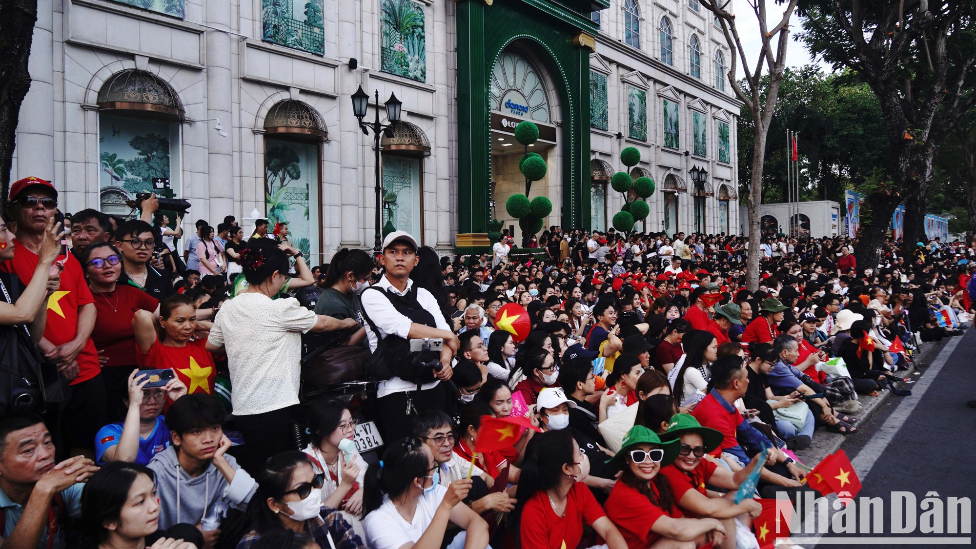 La gente sale a las calles aledañas al Palacio de la Independencia, especialmente a la calle Le Duan, para disfrutar del desfile de las fuerzas armadas populares de Vietnam. La gente sale a las calles aledañas al Palacio de la Independencia, especialmente a la calle Le Duan, para disfrutar del desfile de las fuerzas armadas populares de Vietnam.