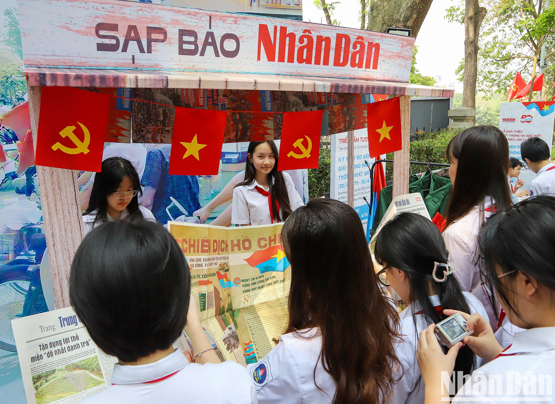 Los alumnos en el stand del periódico Nhan Dan en la muestra. Los alumnos en el stand del periódico Nhan Dan en la muestra.
