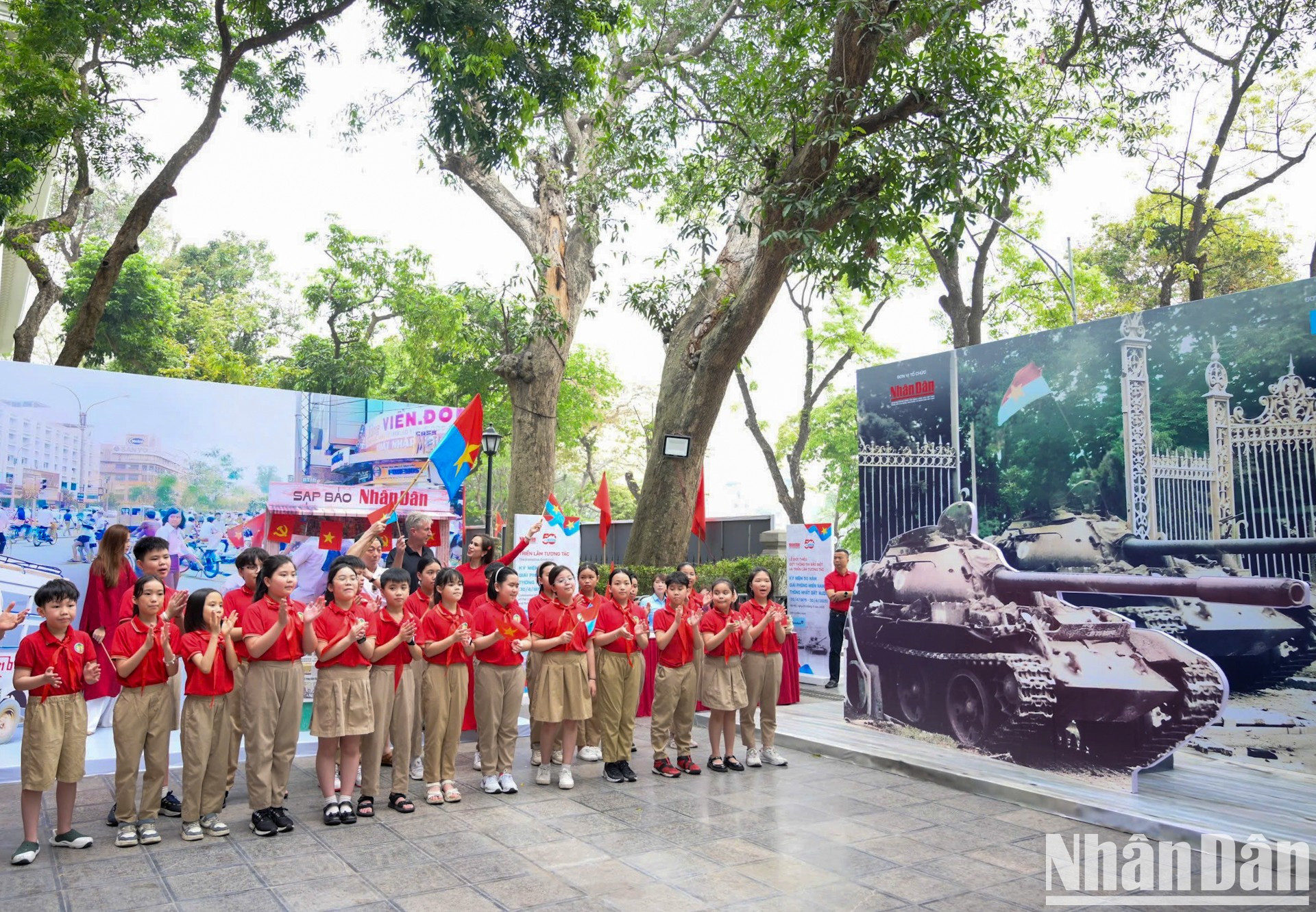 Alumnos de la escuela primaria Trang An, en el distrito de Hoan Kiem, visitan la exposición.