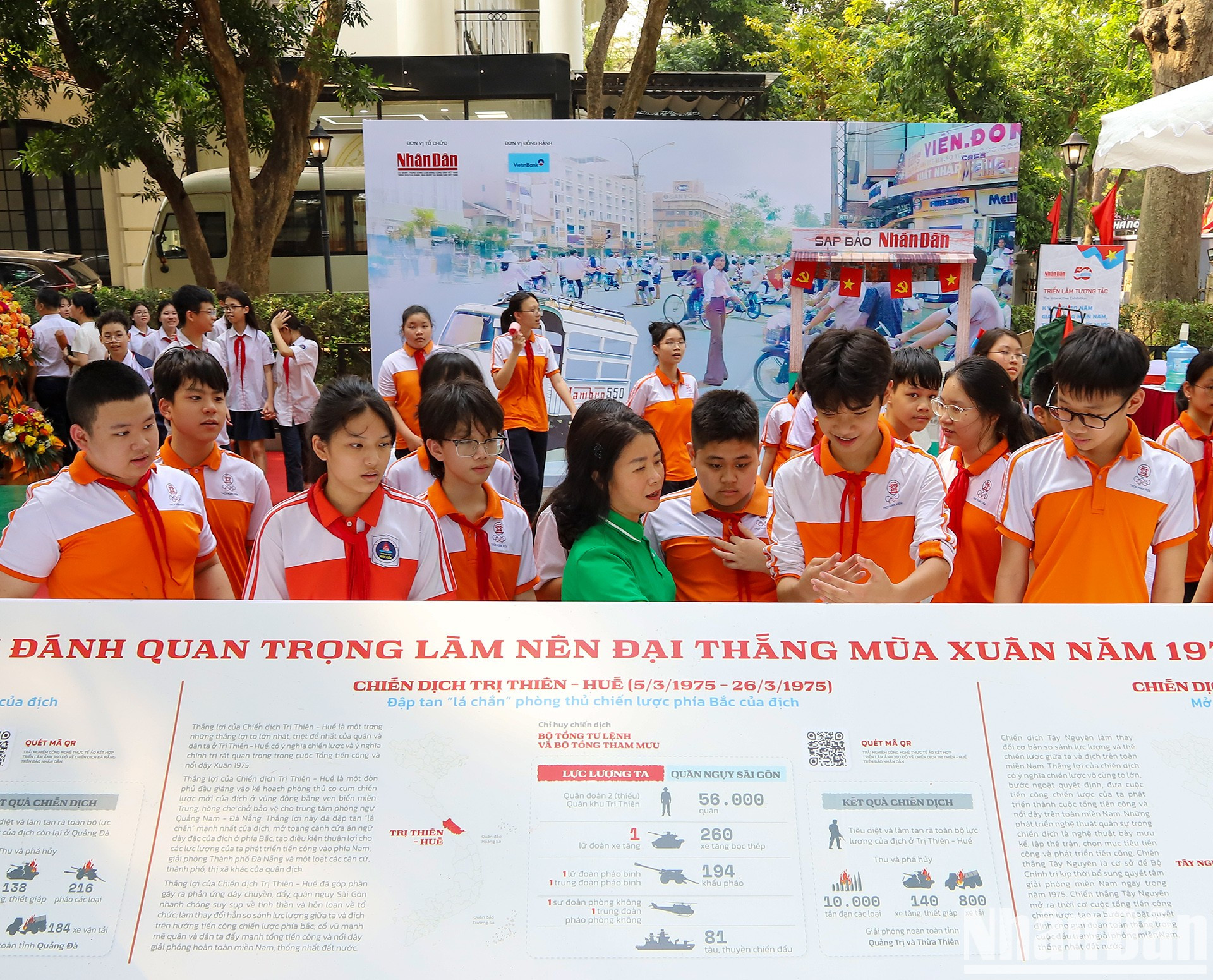 La maestra presenta a los estudiantes las batallas históricas de la nación. La maestra presenta a los estudiantes las batallas históricas de la nación.
