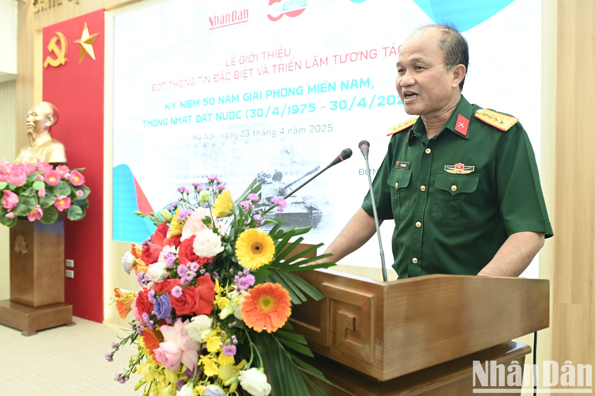 El coronel Le Thanh Bai, subdirector del Instituto de Estrategia e Historia de la Defensa de Vietnam, interviene en la cita.
