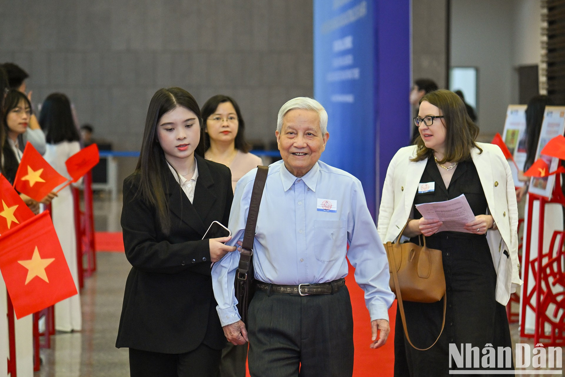 El periodista revolucionario Ha Dang asiste a la cita.