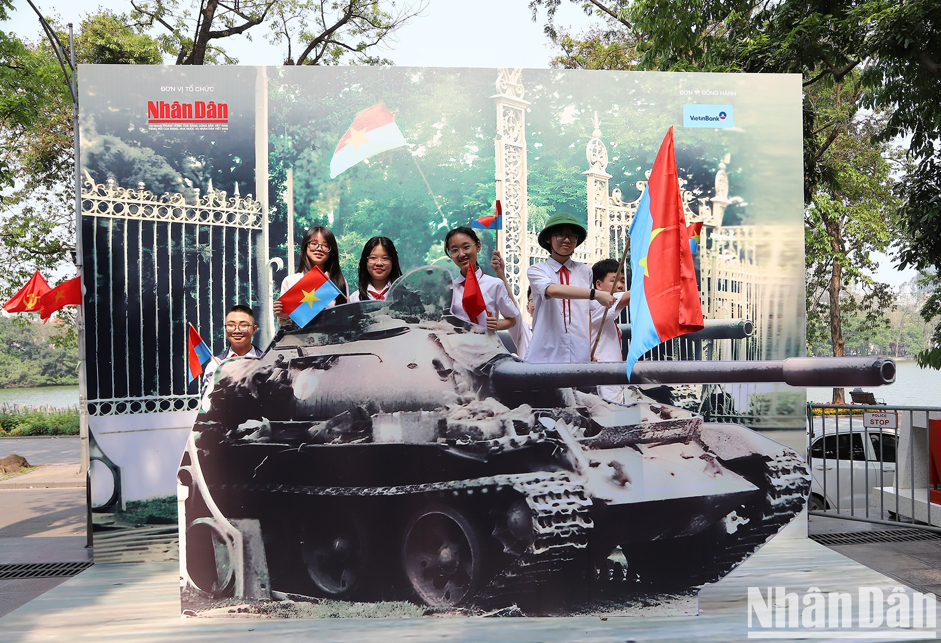 Los estudiantes están entusiasmados con el modelo de tanque en la exposición. Los estudiantes están entusiasmados con el modelo de tanque en la exposición.