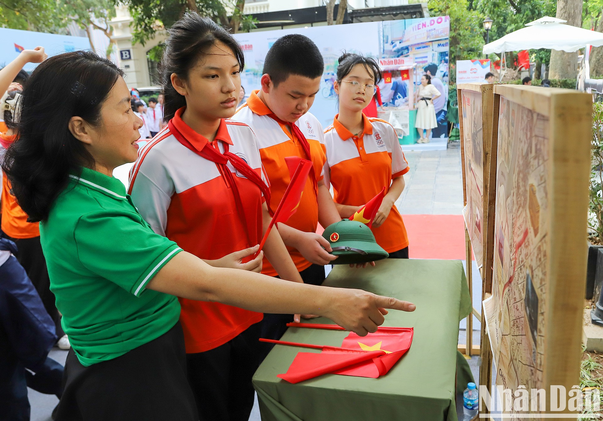 La profesora enseña a los estudiantes sobre los hitos históricos de la nación. La profesora enseña a los estudiantes sobre los hitos históricos de la nación.