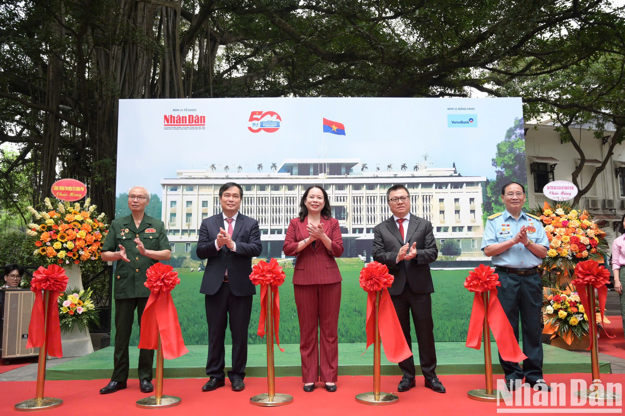 Los delegados cortan la cinta para inaugurar la exposición. Los delegados cortan la cinta para inaugurar la exposición.
