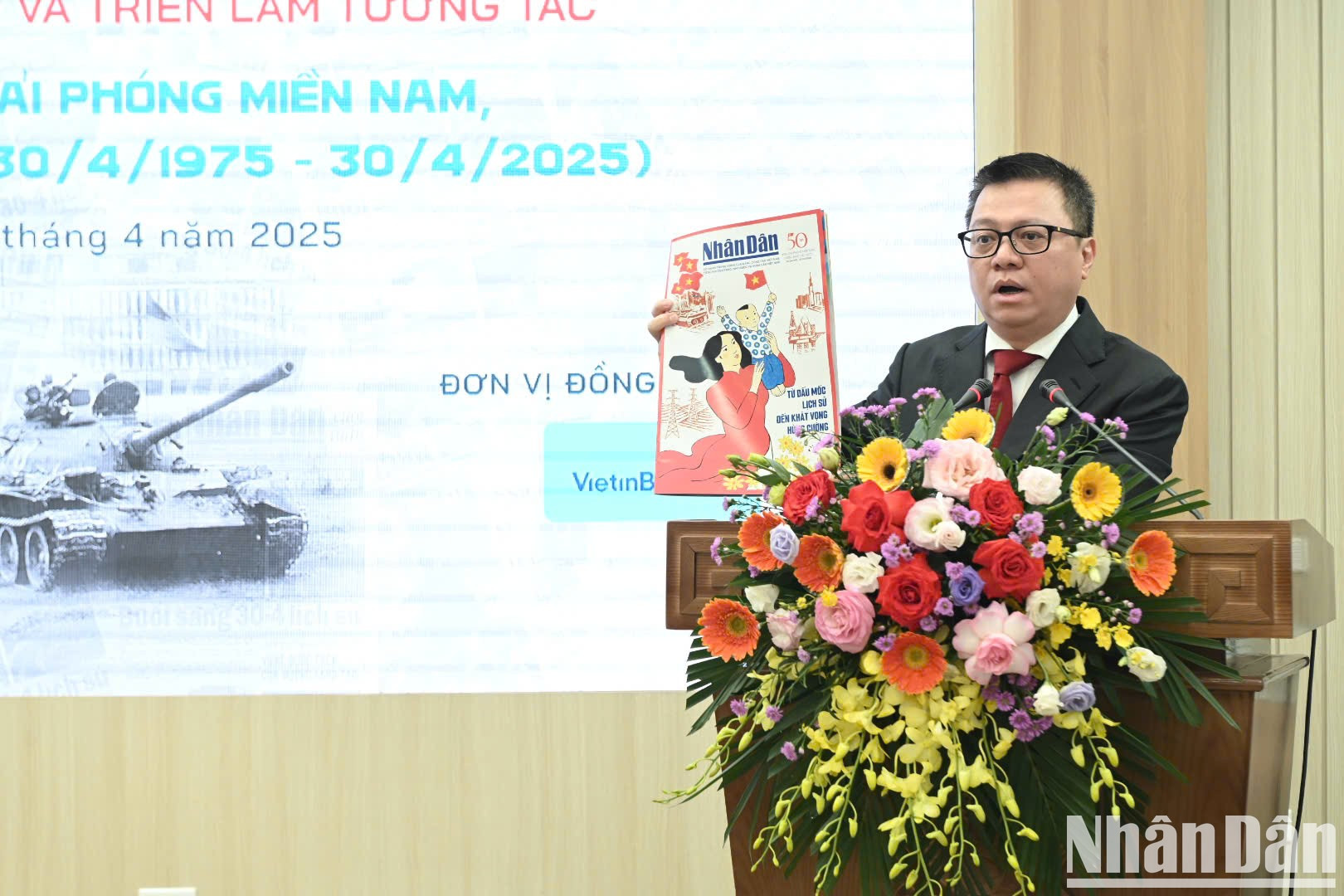 Quoc Minh, presidente-editor del periódico Nhan Dan, presenta la publicación especial. Quoc Minh, presidente-editor del periódico Nhan Dan, presenta la publicación especial.