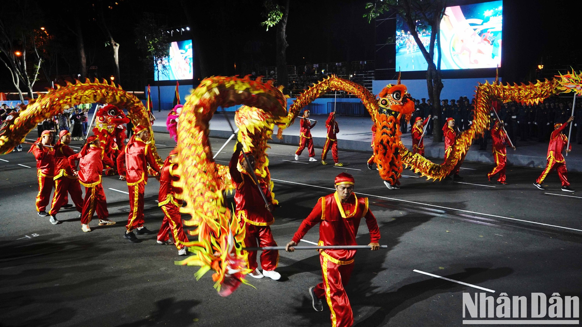 Después del segundo ensayo, las fuerzas participarán en un ensayo preliminar el 25 de abril y en un ensayo a nivel estatal el 27 de abril. El desfile oficial tendrá lugar por la mañana del día 30 de abril en la calle Le Duan, frente al Palacio de la Independencia. Después del segundo ensayo, las fuerzas participarán en un ensayo preliminar el 25 de abril y en un ensayo a nivel estatal el 27 de abril. El desfile oficial tendrá lugar por la mañana del día 30 de abril en la calle Le Duan, frente al Palacio de la Independencia.