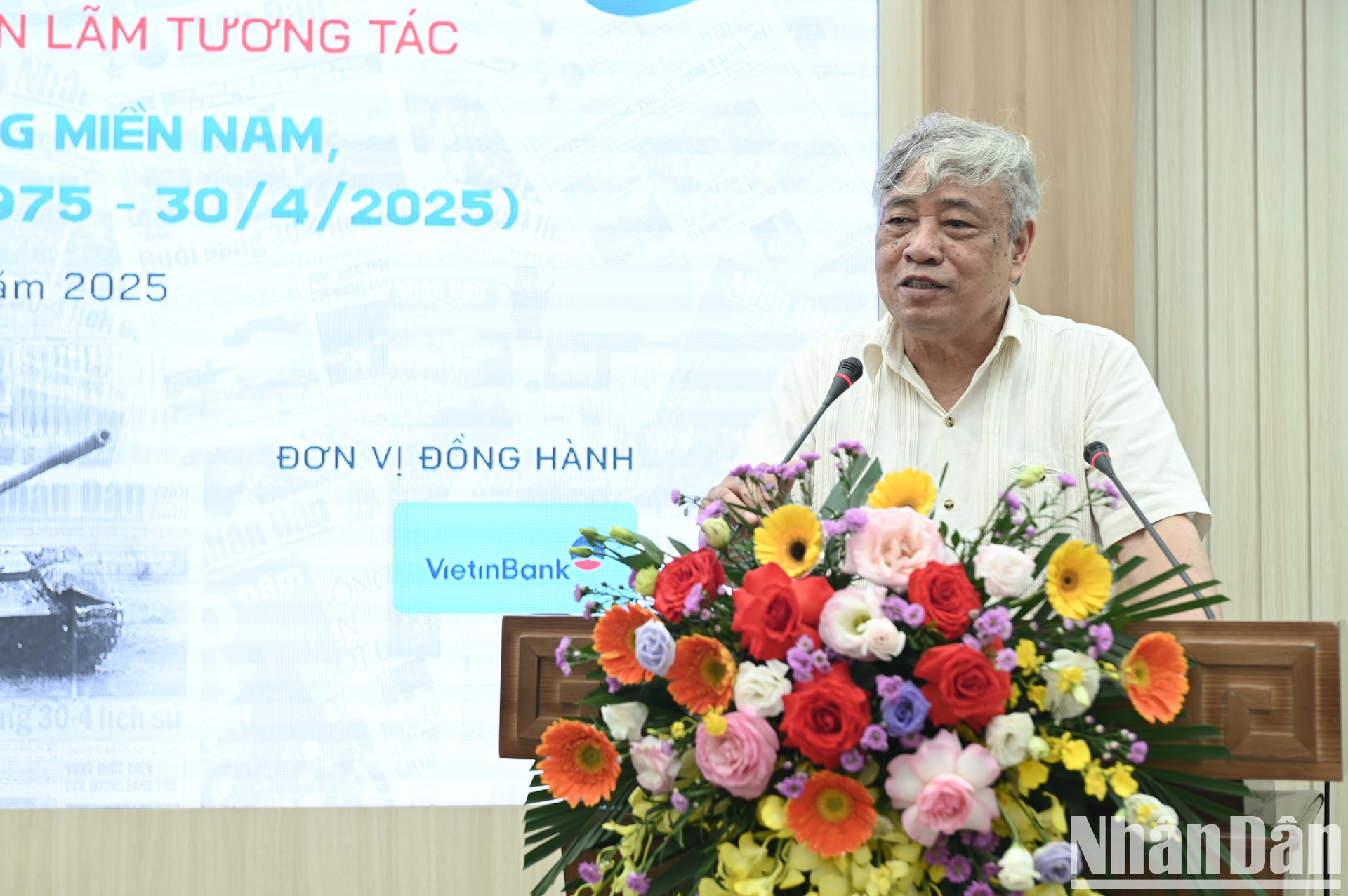 El periodista Tran Mai Huong, exdirector general de la Agencia Vietnamita de Noticias, habla en el evento.