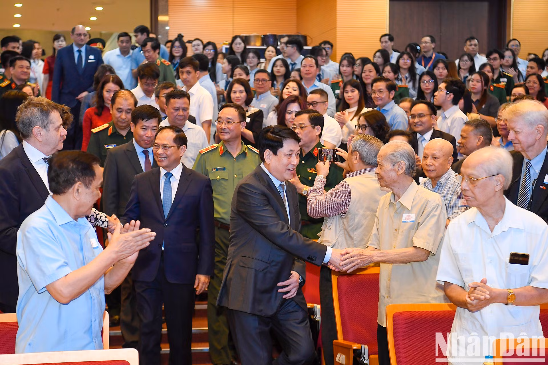 Luong Cuong con los delegados en el evento.