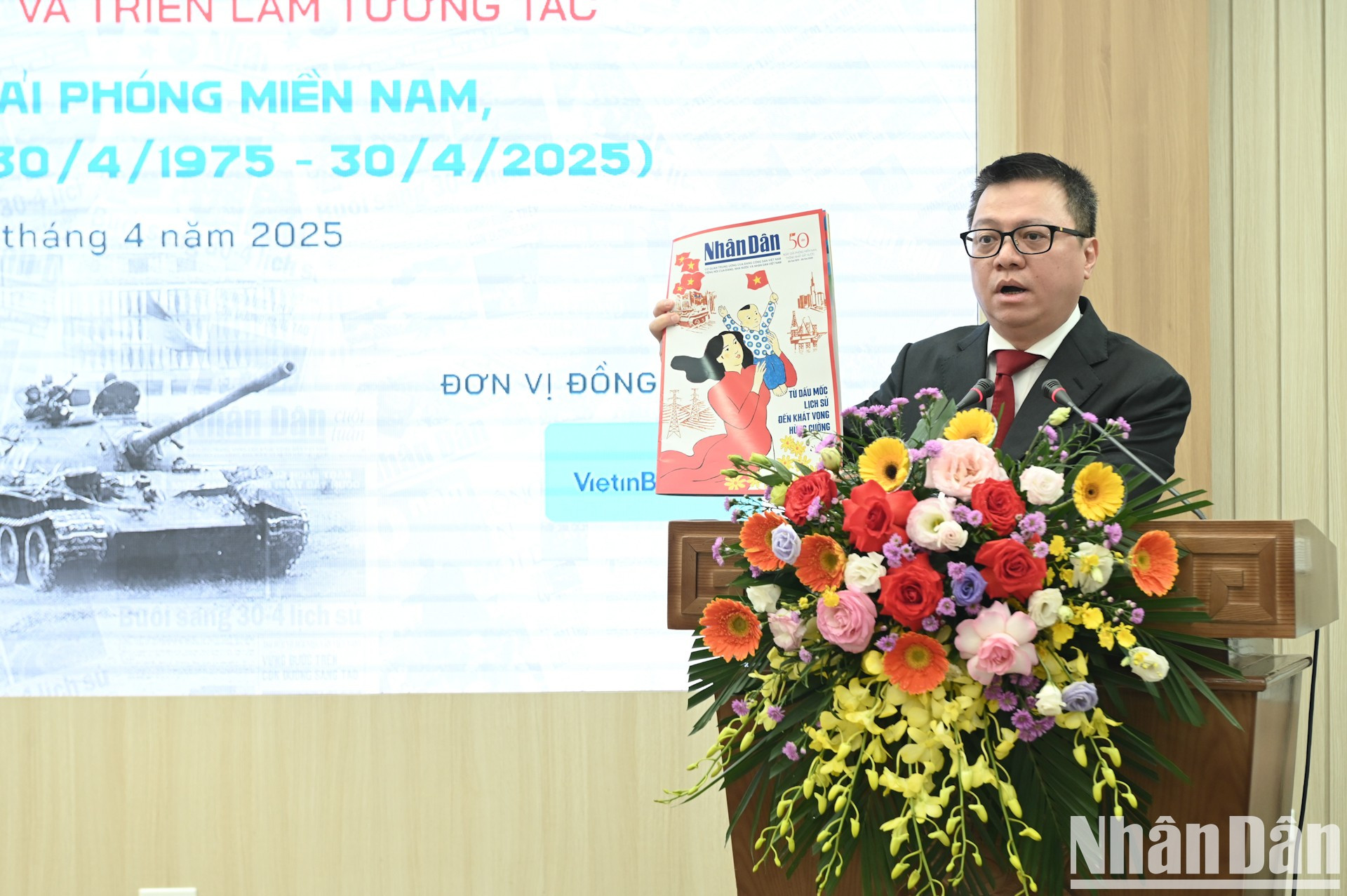 El presidente-editor del periódico Nhan Dan, Le Quoc Minh, presenta la publicación especial.