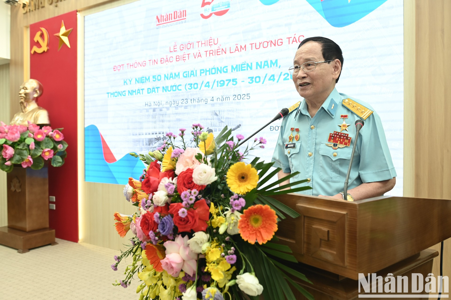 El coronel Nguyen Van Luc, Héroe de las Fuerzas Armadas Populares, comparte sus recuerdos en el evento.
