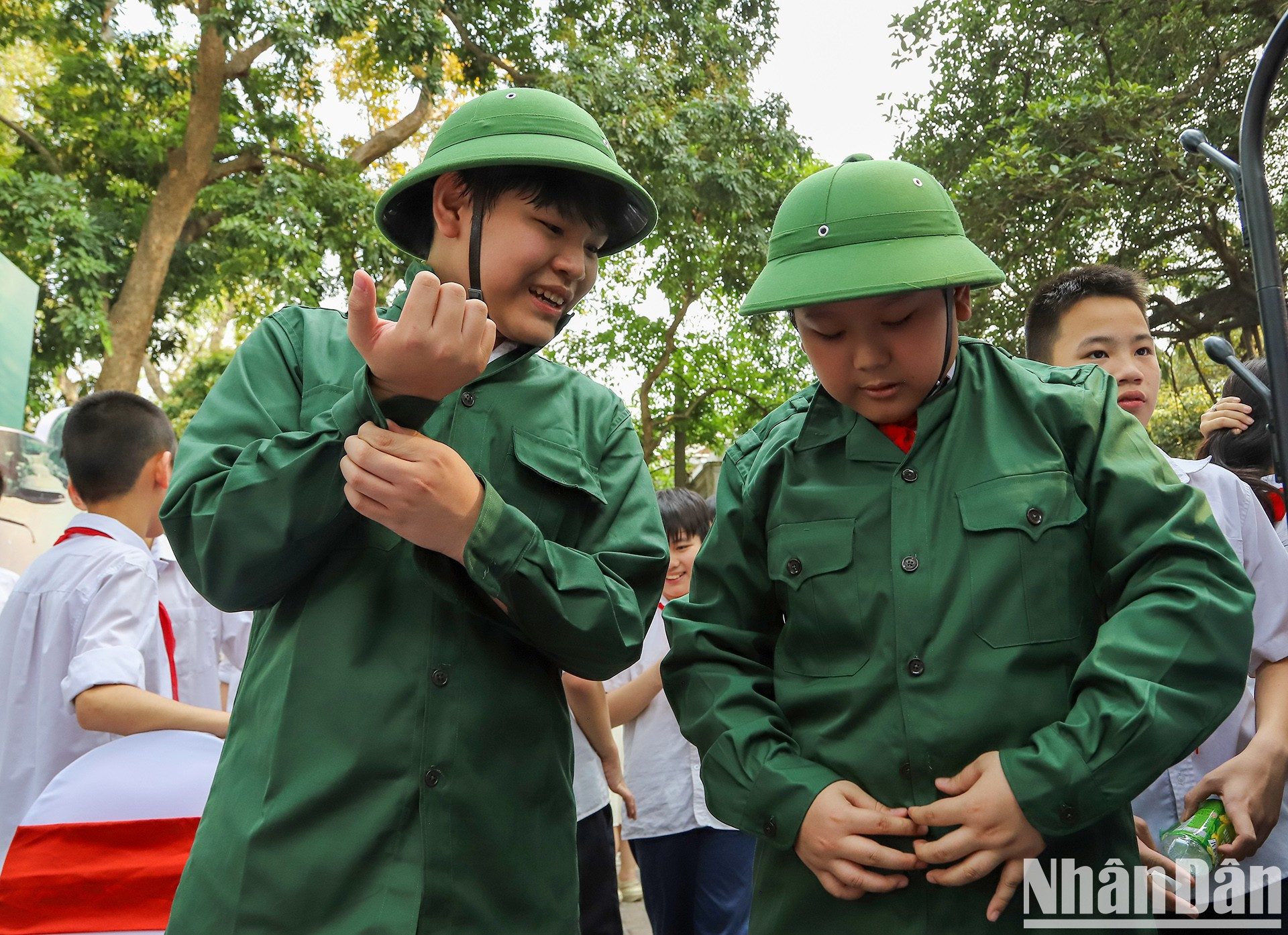 Los estudiantes se prueban los uniformes de los Soldados del Tío Ho. Los estudiantes se prueban los uniformes de los Soldados del Tío Ho.