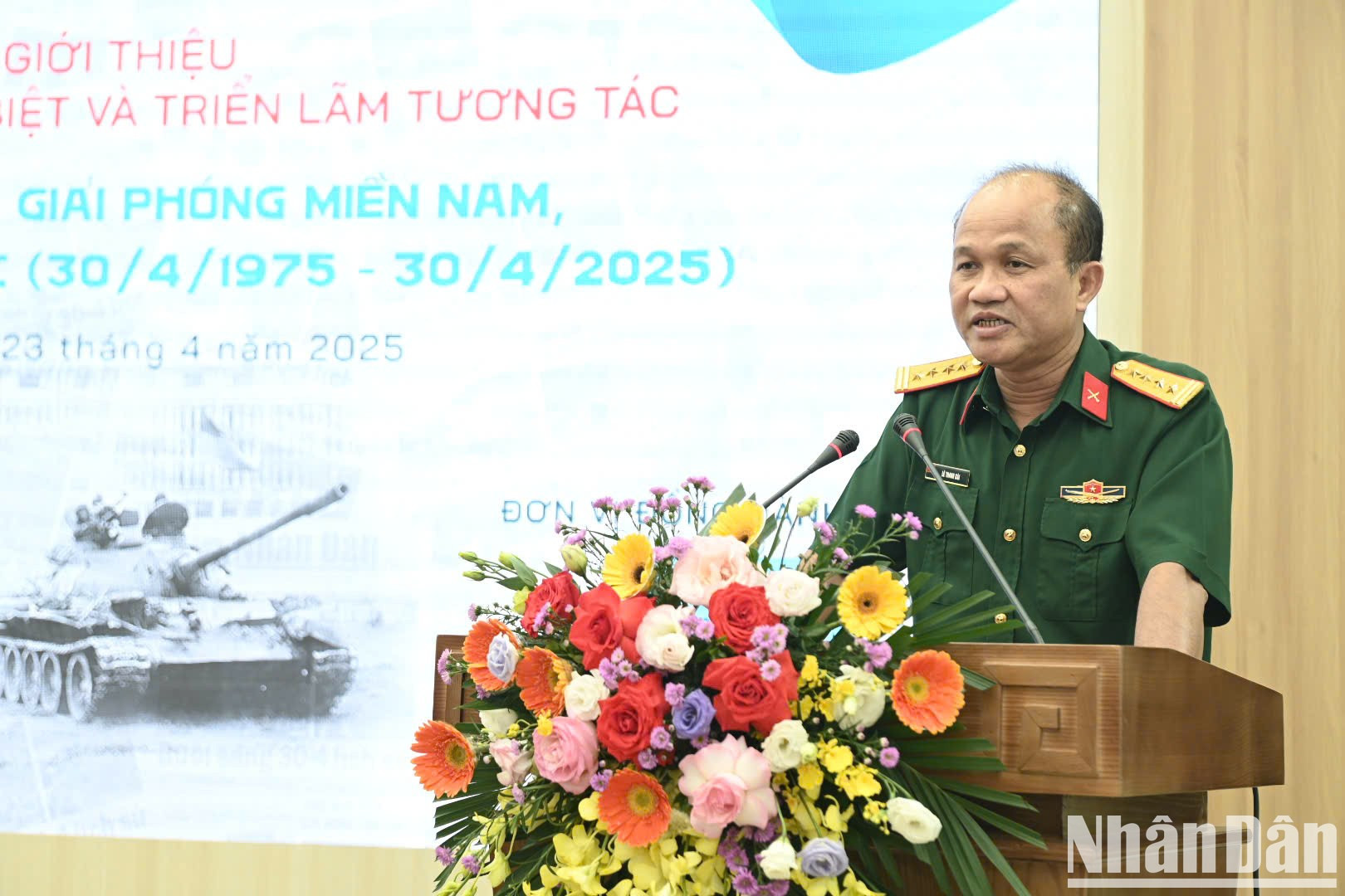 El coronel Le Thanh Bai, subdirector del Instituto de Historia Militar, expresa su orgullo por el hecho de que el periódico Nhan Dan eligiera al instituto como socio de propaganda. El coronel Le Thanh Bai, subdirector del Instituto de Historia Militar, expresa su orgullo por el hecho de que el periódico Nhan Dan eligiera al instituto como socio de propaganda.