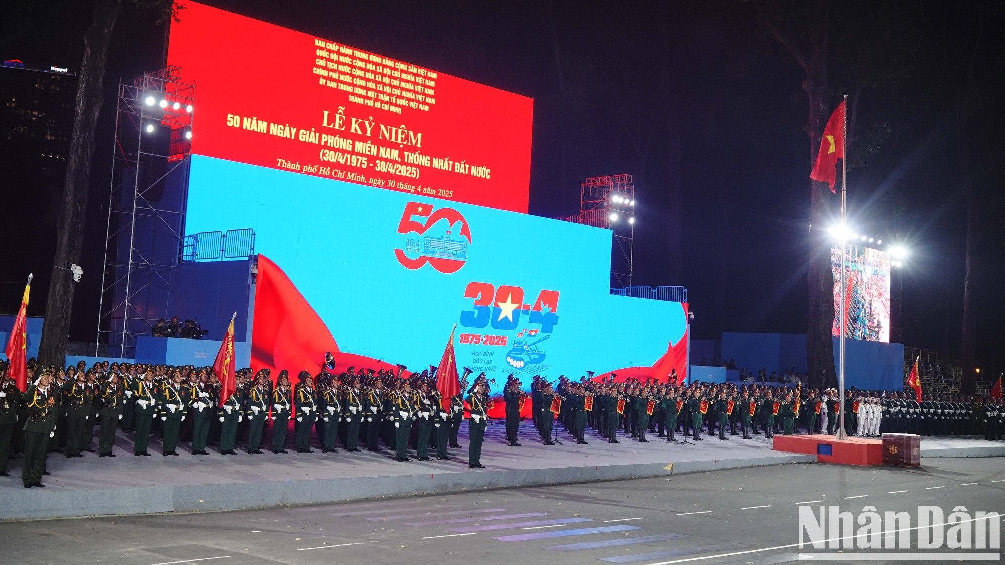 Exactamente a las 7:00 p.m., comienza el segundo ensayo del desfile. Exactamente a las 7:00 p.m., comienza el segundo ensayo del desfile.