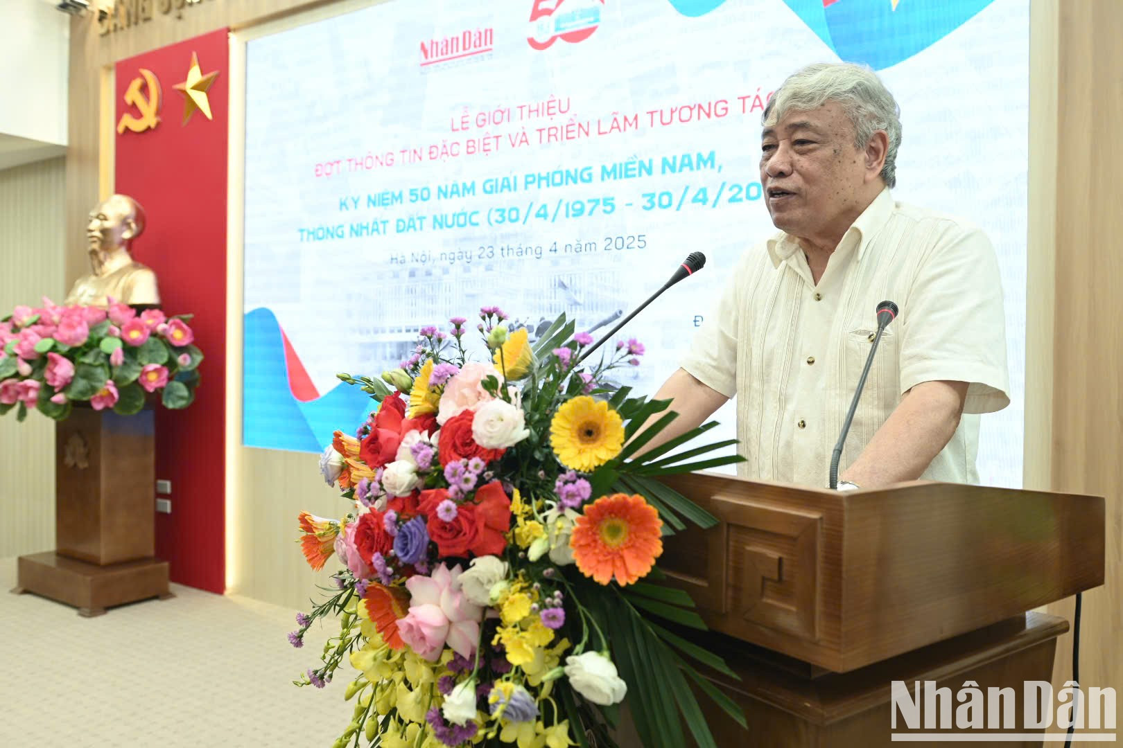 El periodista Tran Mai Huong, exdirector general de la Agencia Vietnamita de Noticias (VNA) y ex corresponsal de guerra de la VNA en la formación del 2.º Ejército, que estuvo presente en el Palacio de la Independencia al mediodía del 30 de abril de 1975, habla en la cita. El periodista Tran Mai Huong, exdirector general de la Agencia Vietnamita de Noticias (VNA) y ex corresponsal de guerra de la VNA en la formación del 2.º Ejército, que estuvo presente en el Palacio de la Independencia al mediodía del 30 de abril de 1975, habla en la cita.
