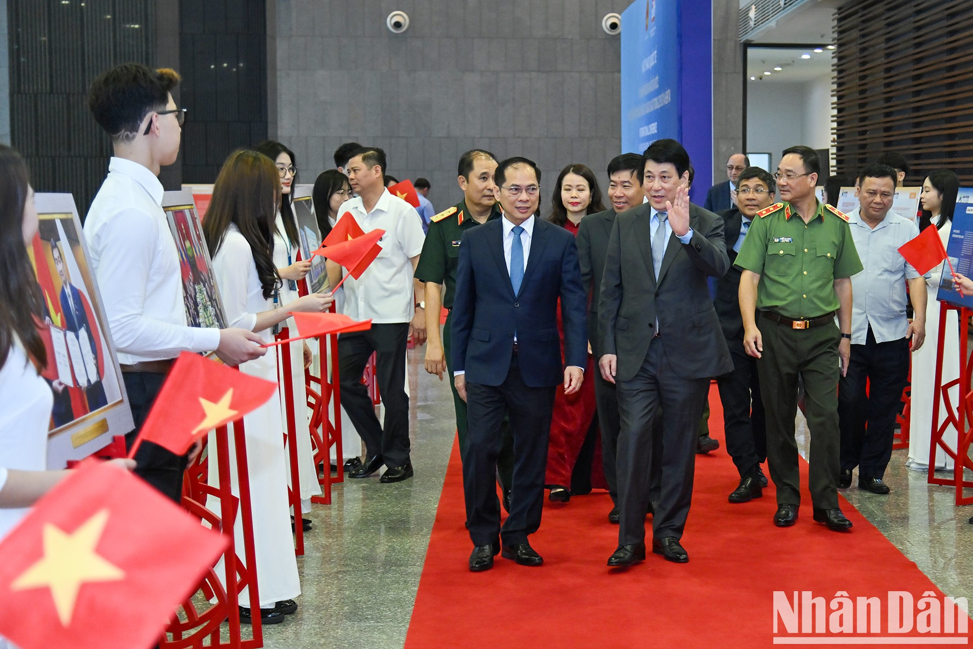 El presidente de Vietnam, Luong Cuong, llega a la conferencia.