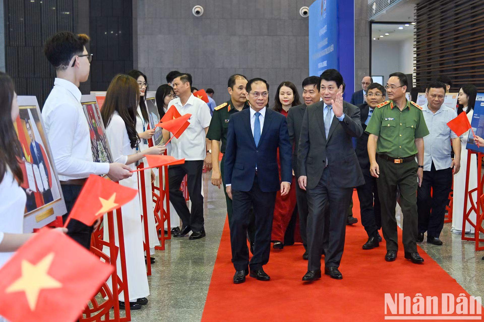 El presidente de Vietnam, Luong Cuong, llega a la conferencia.