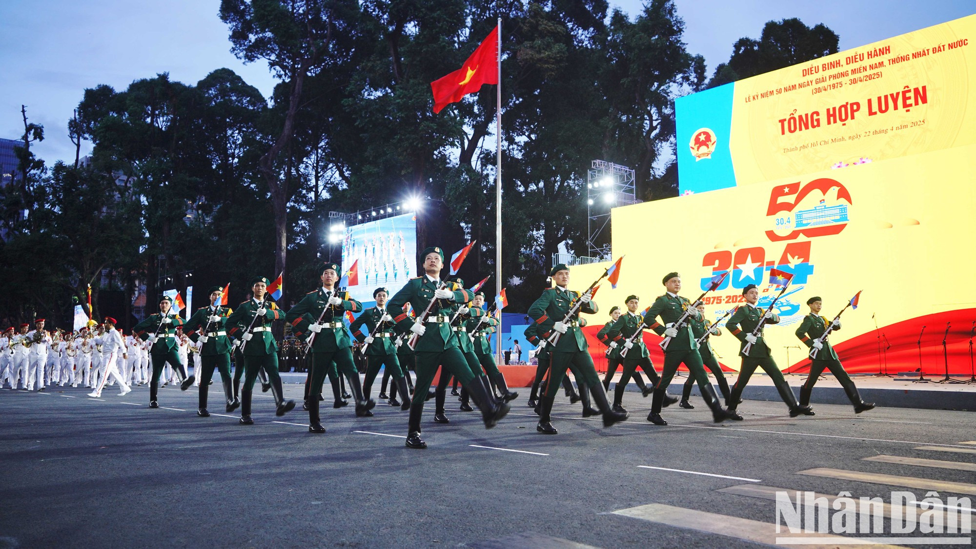 A las 6 p. m., todos los participantes del desfile están reunidos en sus posiciones, listos para tomar parte en el ensayo. A las 6 p. m., todos los participantes del desfile están reunidos en sus posiciones, listos para tomar parte en el ensayo.