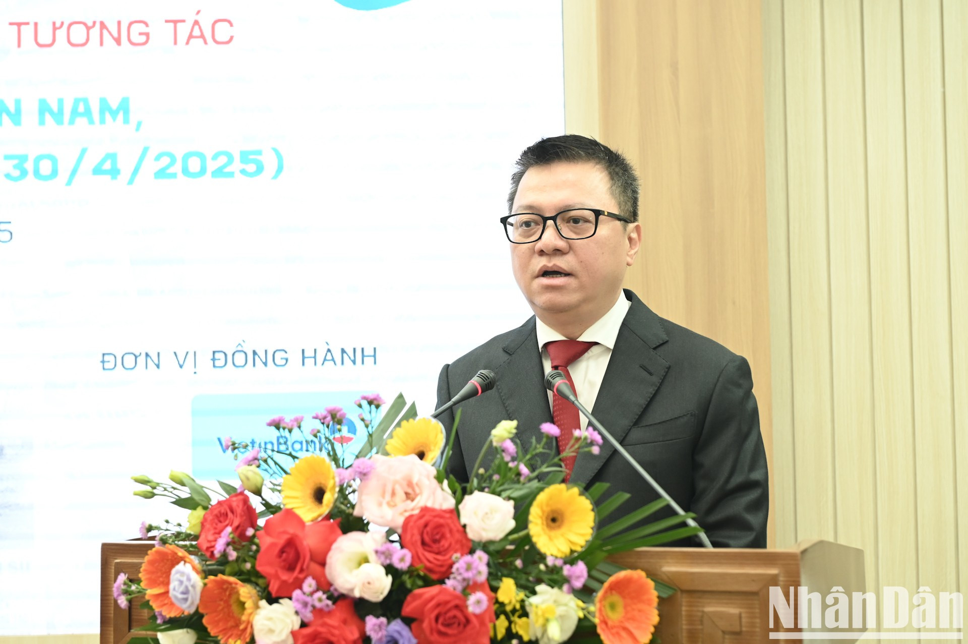 Le Quoc Minh, miembro del Comité Central del Partido Comunista de Vietnam (PCV), presidente-editor del periódico Nhan Dan, subjefe de la Comisión de Propaganda y Movilización de Masas del Comité Central del PCV y titular de la Asociación de Periodistas del país, habla en el evento.