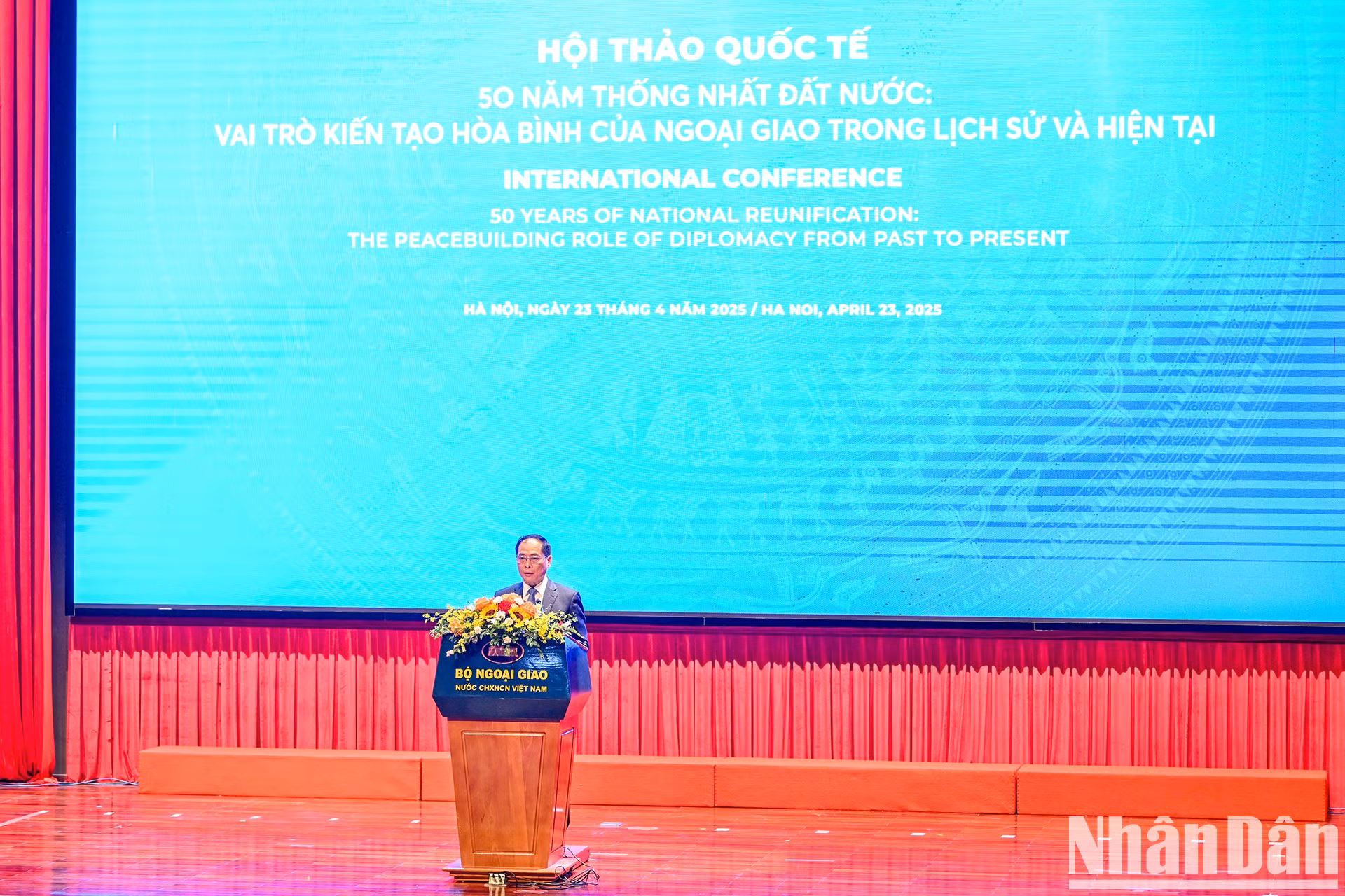 El viceprimer ministro y canciller Bui Thanh Son pronuncia el discurso inaugural de la conferencia.