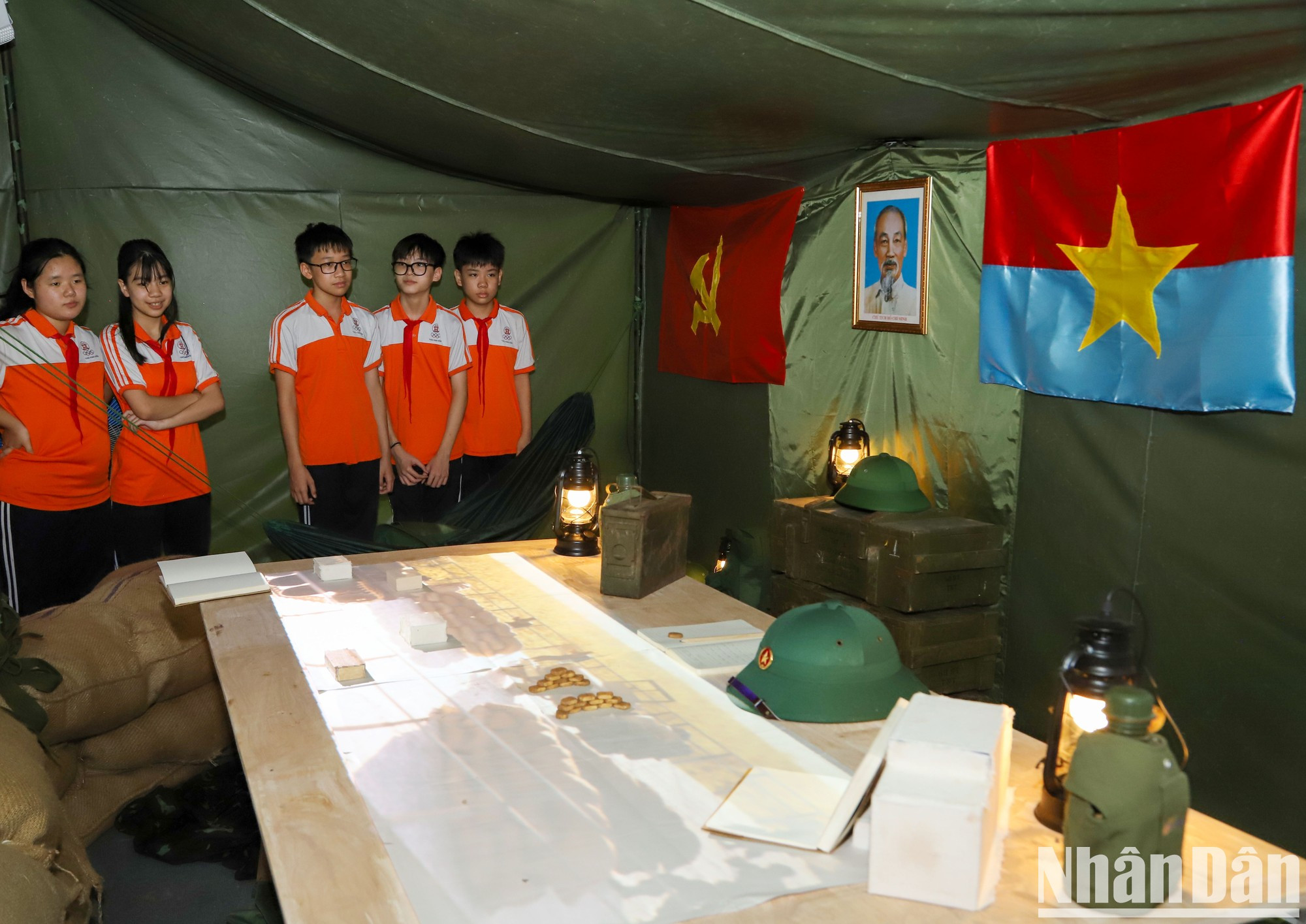 Visitan el modelo de tienda de campaña. Visitan el modelo de tienda de campaña.