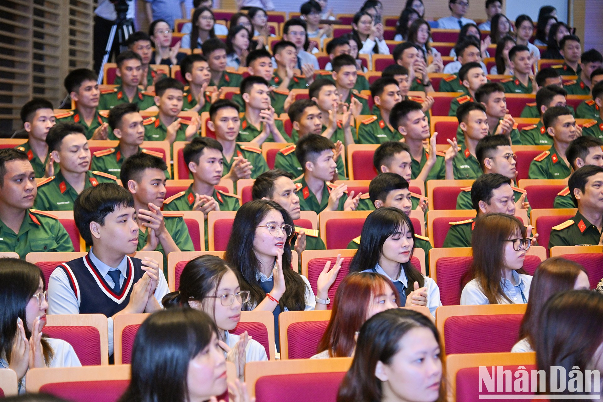 El evento atrae la atención de numerosos jóvenes vietnamitas.