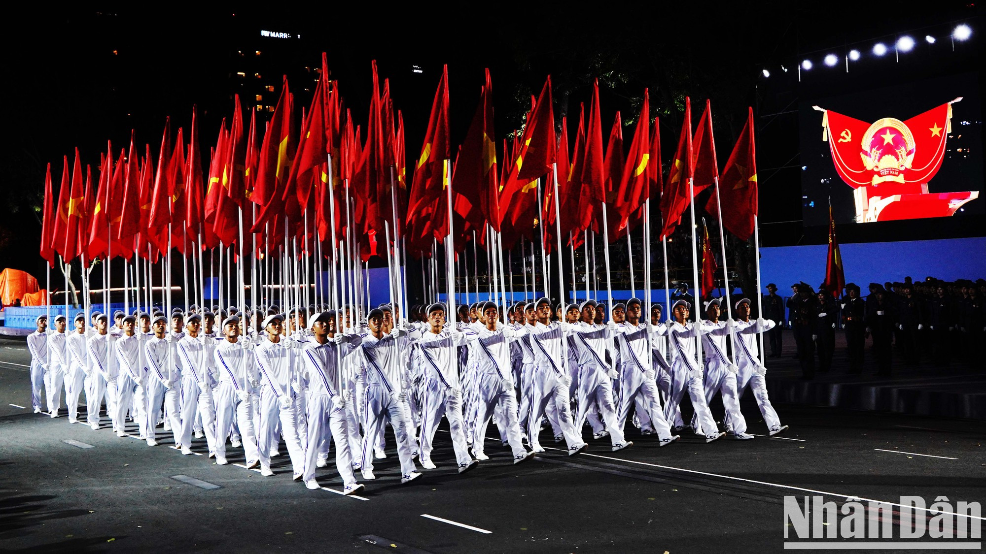 Bloque de banderas nacionales y del Partido. Bloque de banderas nacionales y del Partido.
