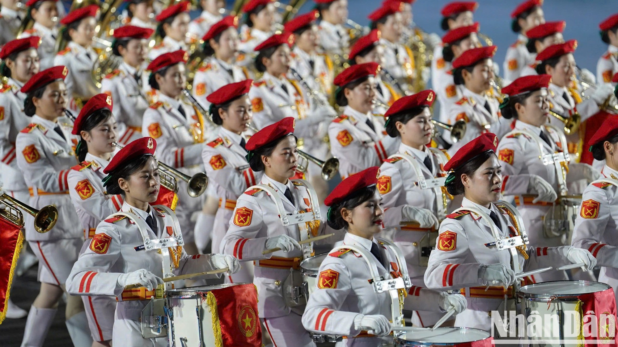 Bloque de mujeres que forman parte de la banda militar de música. Bloque de mujeres que forman parte de la banda militar de música.