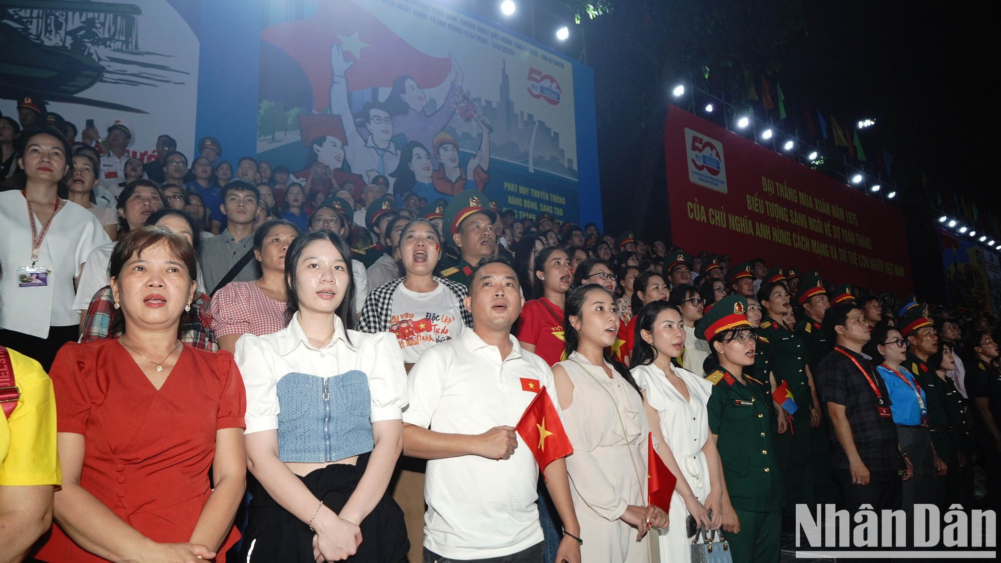 La gente de las gradas canta el himno nacional. La gente de las gradas canta el himno nacional.