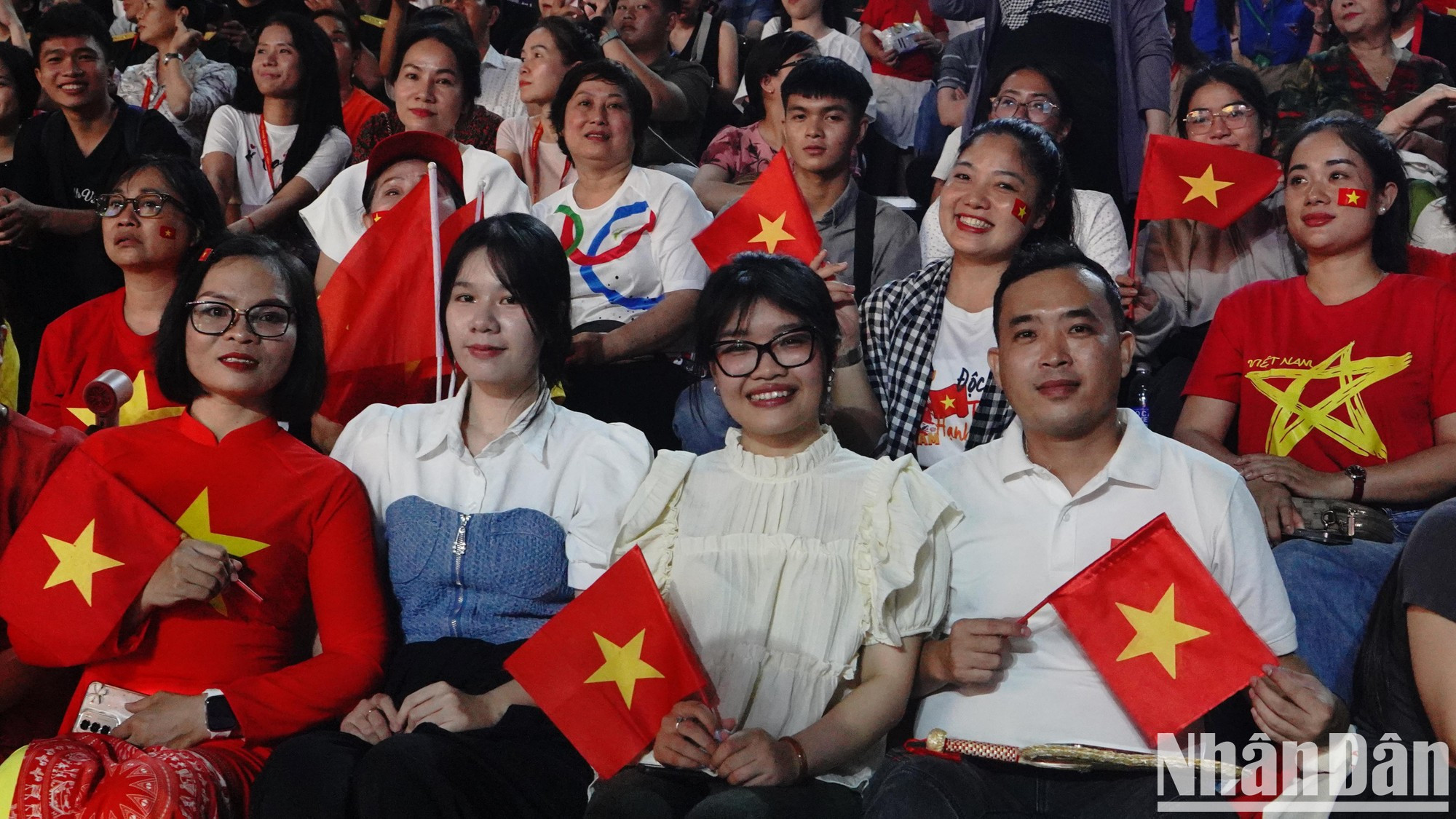 A partir de las 5 de la tarde, las calles del centro de Ciudad Ho Chi Minh, como Le Duan, Pham Ngoc Thach y Nam Ky Khoi Nghia, se llenan de personas que esperan para ver el desfile. A partir de las 5 de la tarde, las calles del centro de Ciudad Ho Chi Minh, como Le Duan, Pham Ngoc Thach y Nam Ky Khoi Nghia, se llenan de personas que esperan para ver el desfile.