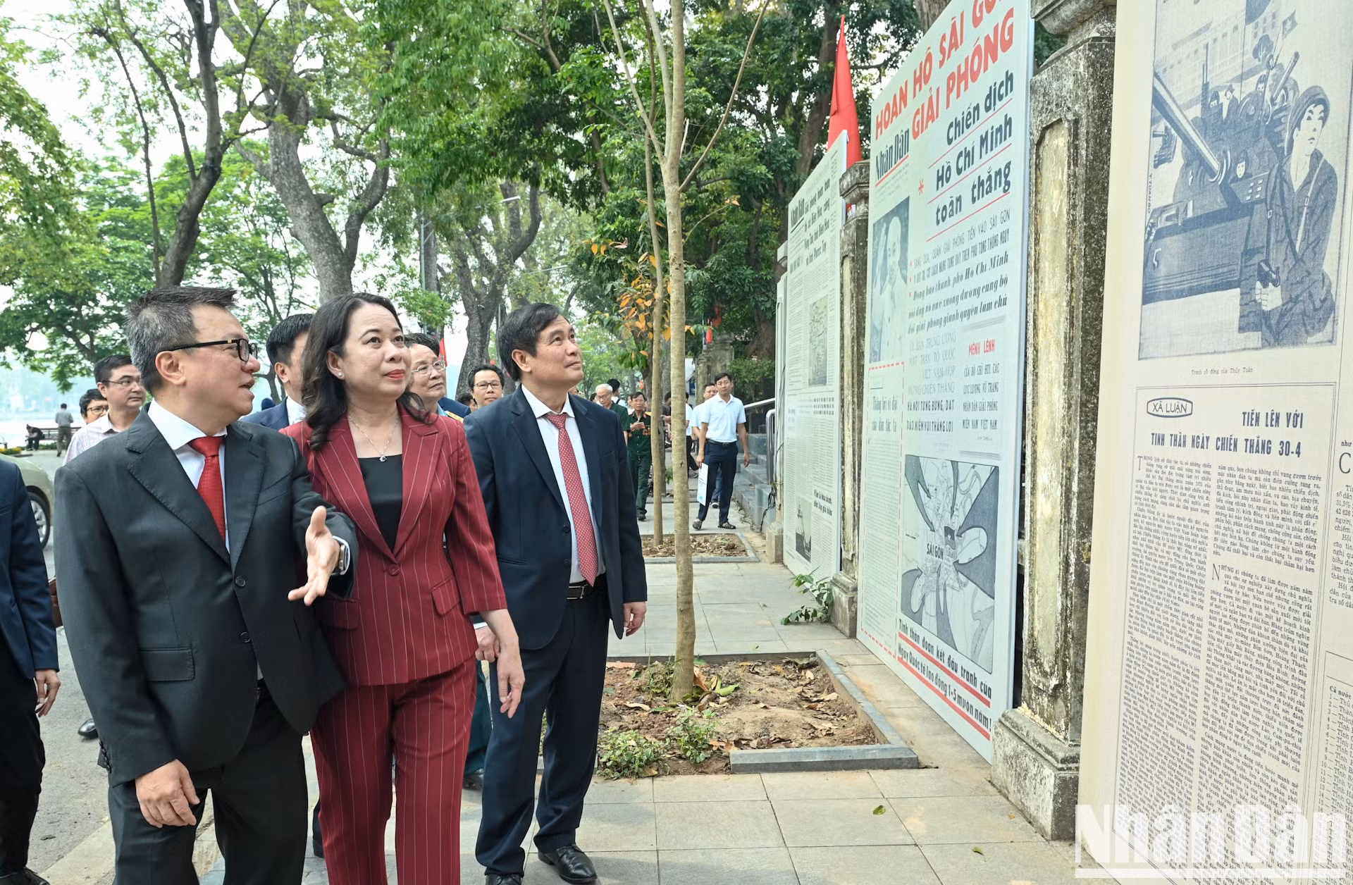 Visitan la exposición de fotografías ampliadas de las portadas del periódico Nhan Dan publicadas el 30 de abril de los años 1975, 1980, 1985, 1990, 1995, 2000, 2005, 2010, 2015 y 2020.