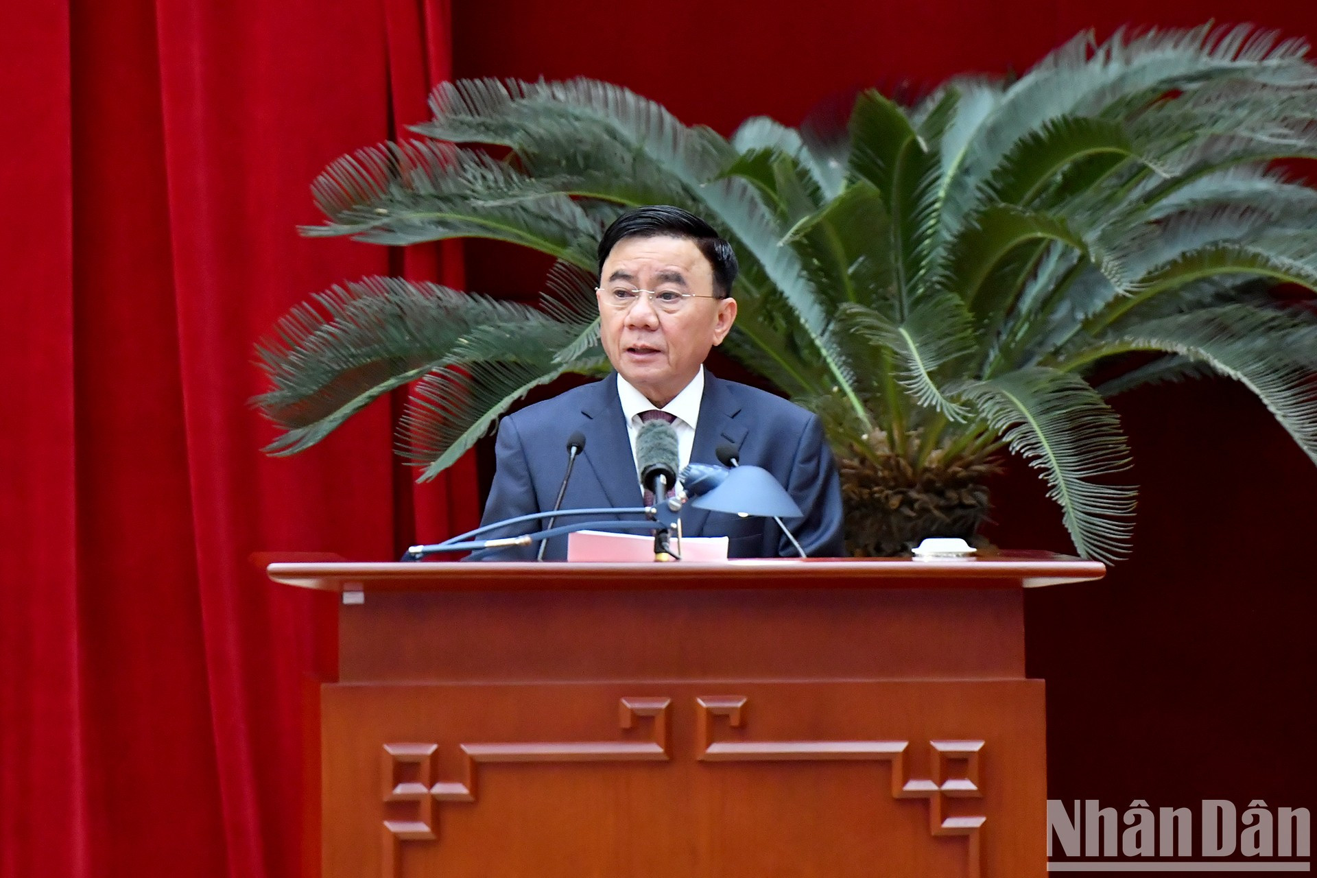 Tran Cam Tu, miembro del Buró Político, permanente del Secretariado y jefe de la Comisión de Control Disciplinario del Comité Central del PCV, habla en el evento.