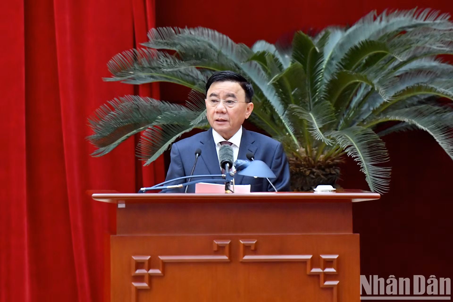 Tran Cam Tu, miembro del Buró Político, permanente del Secretariado y jefe de la Comisión de Control Disciplinario del Comité Central del PCV, habla en el evento.