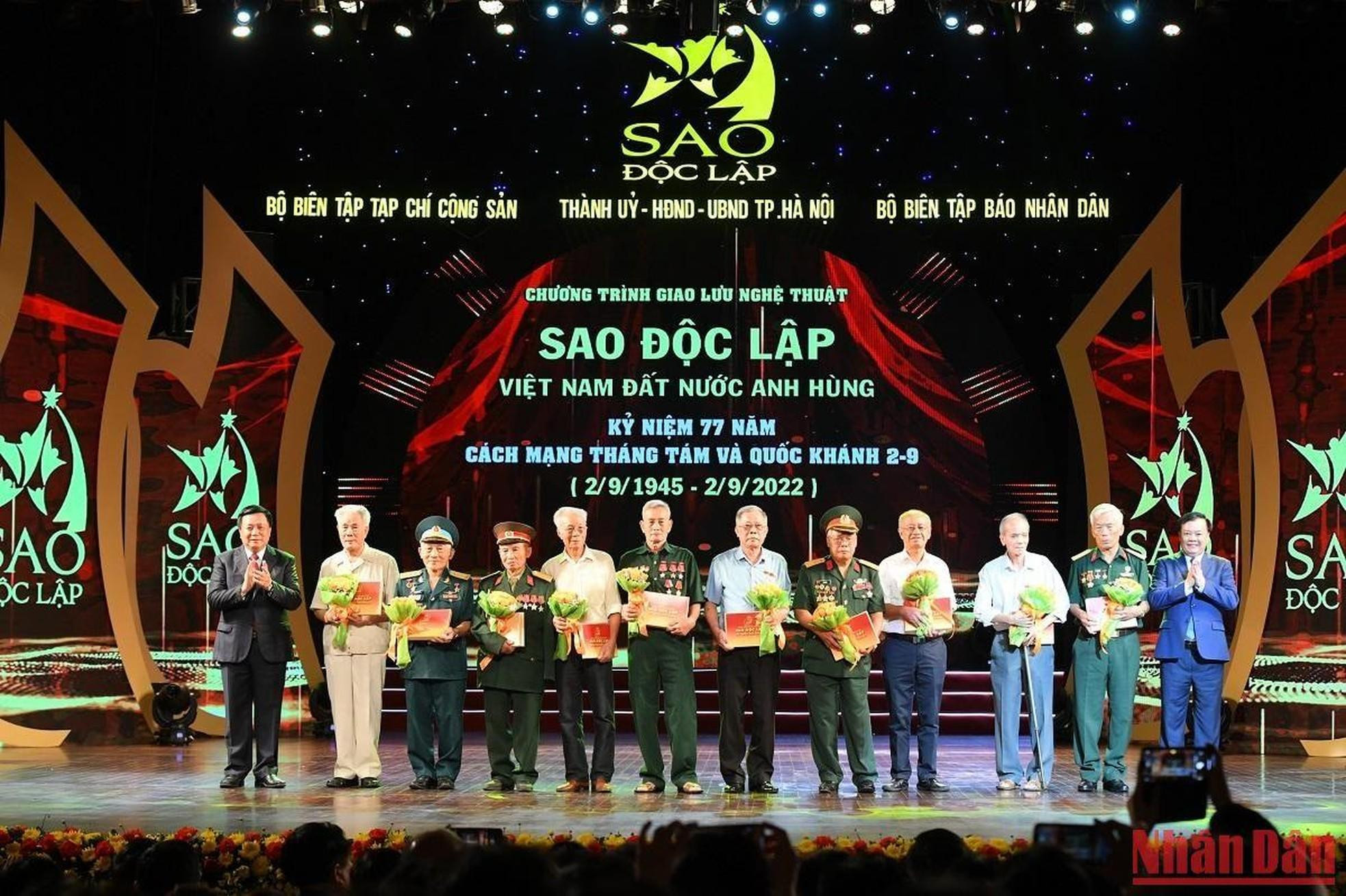 El director de la Academia Nacional de Política Ho Chi Minh de Vietnam, Nguyen Xuan Thang, y el secretario del Comité del Partido Comunista de Vietnam (PCV) en Hanói, Dinh Tien Dung, entregan obsequios a los veteranos revolucionarios. El director de la Academia Nacional de Política Ho Chi Minh de Vietnam, Nguyen Xuan Thang, y el secretario del Comité del Partido Comunista de Vietnam (PCV) en Hanói, Dinh Tien Dung, entregan obsequios a los veteranos revolucionarios.