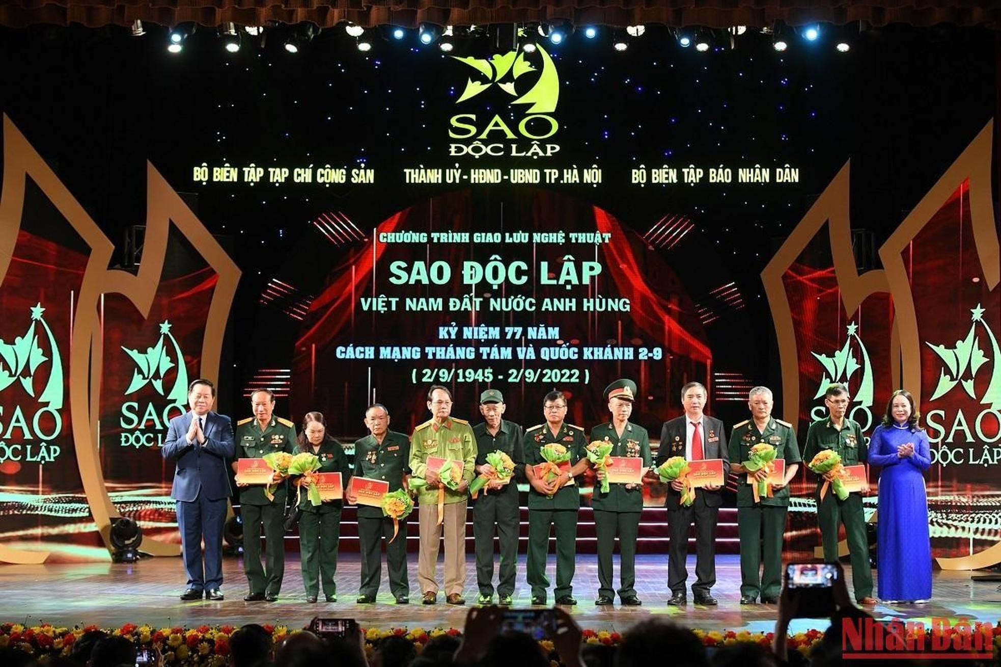 El secretario del Comité Central del PCV y jefe de su Comisión de Comunicación y Educación, Nguyen Trong Nghia, y la vicepresidenta del país, Vo Thi Anh Xuan, entregan obsequios a los veteranos. El secretario del Comité Central del PCV y jefe de su Comisión de Comunicación y Educación, Nguyen Trong Nghia, y la vicepresidenta del país, Vo Thi Anh Xuan, entregan obsequios a los veteranos.