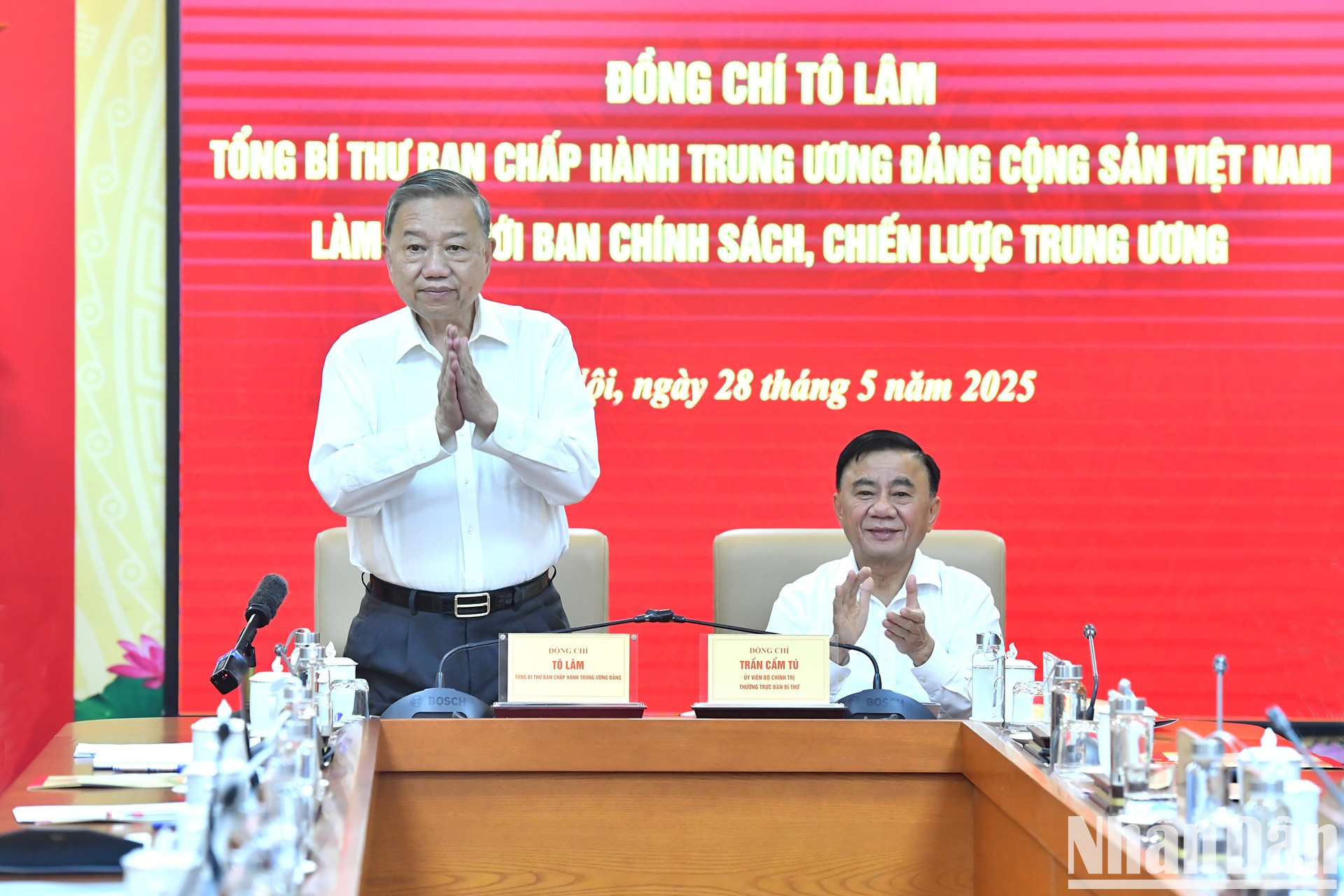 El secretario general del PCV, To Lam, en la reunión.