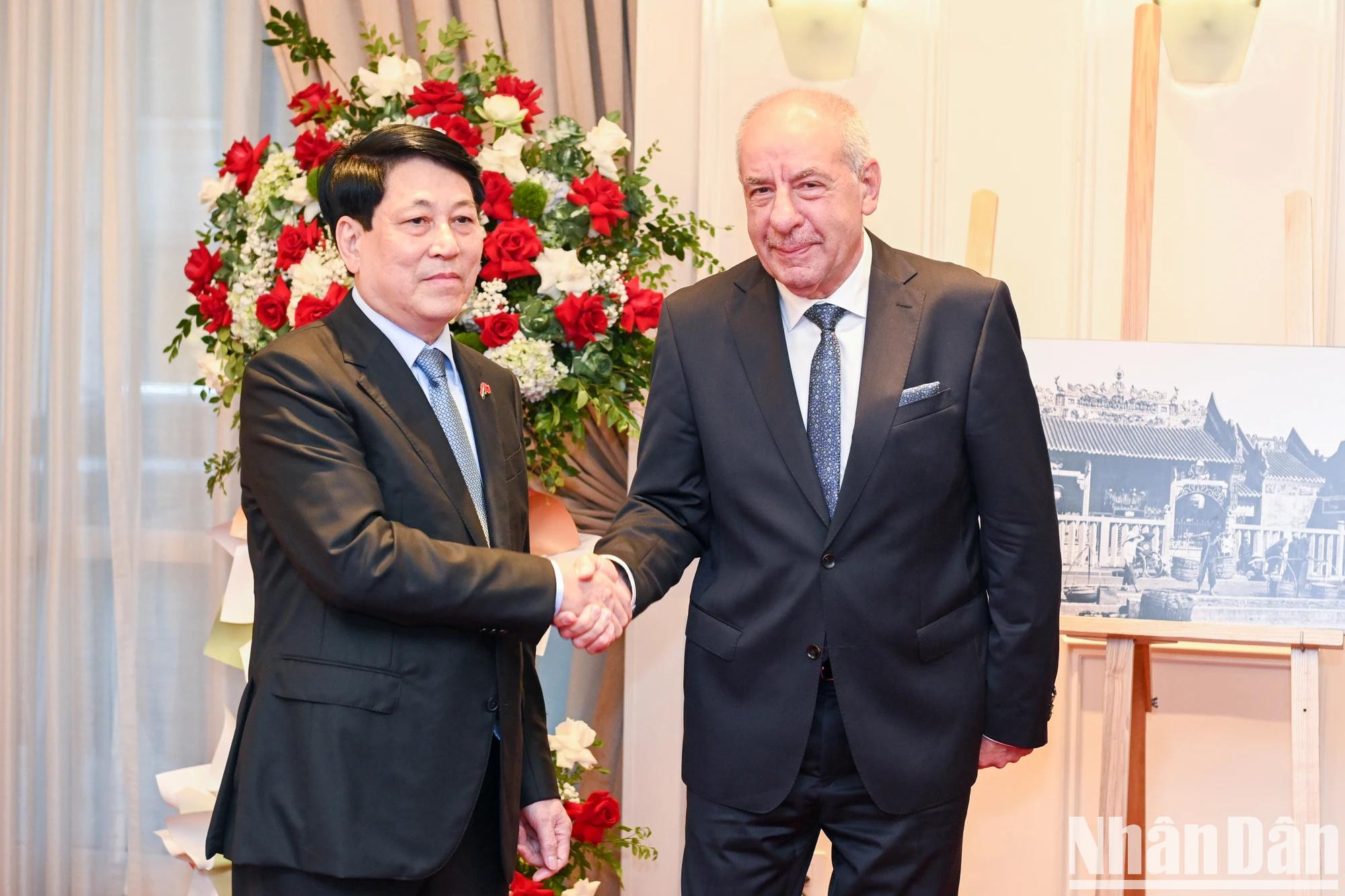 La exposición organizada por la Embajada de Hungría en Vietnam es un evento especial en el marco de la visita oficial a Hanói del presidente húngaro.