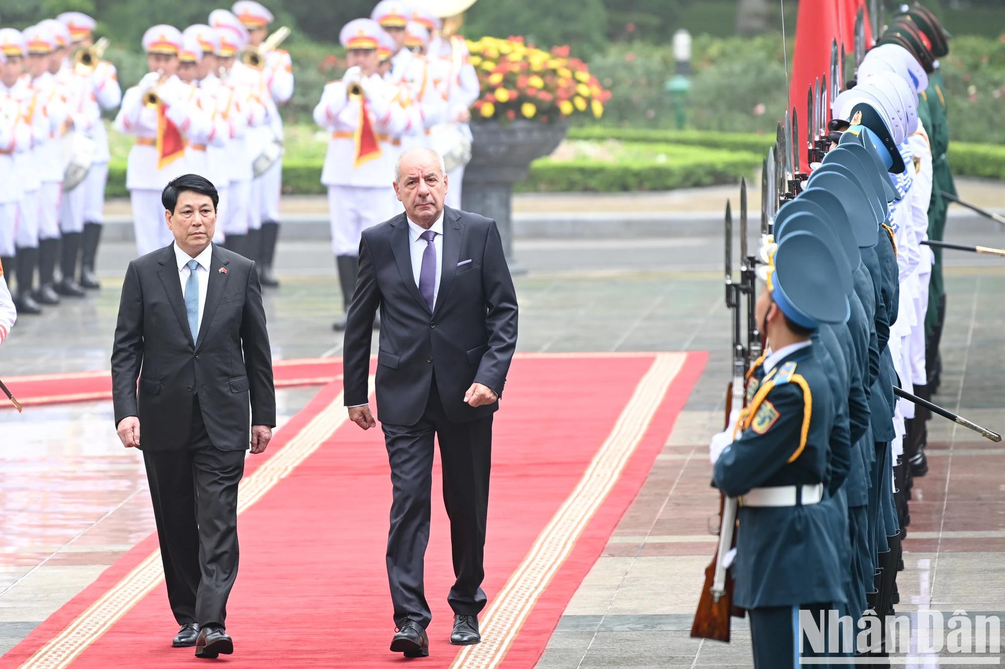 Los dos dirigentes pasan revista a la guardia de honor. Los dos dirigentes pasan revista a la guardia de honor.