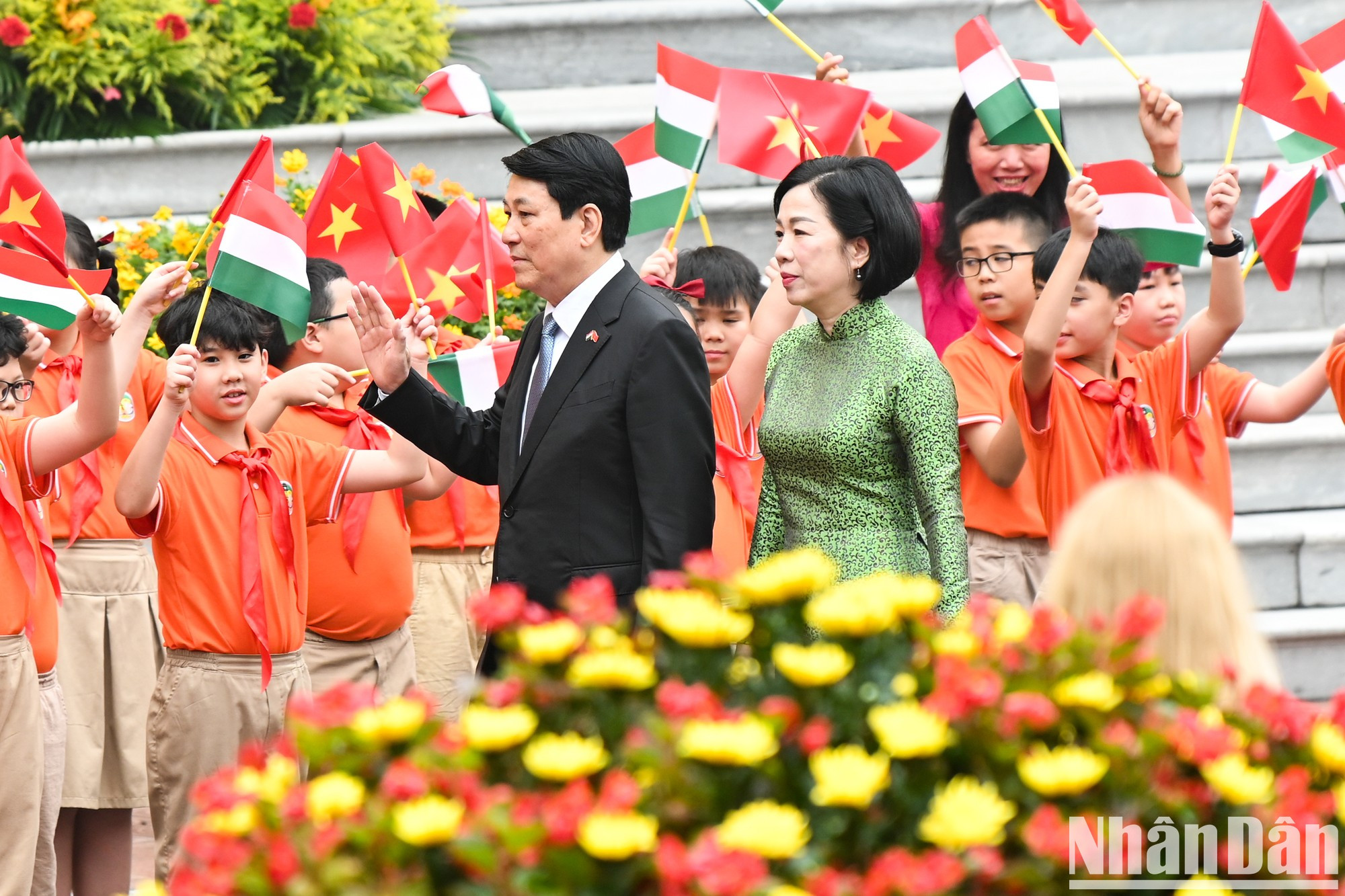 El presidente Luong Cuong y su esposa saludan a los niños hanoyenses. El presidente Luong Cuong y su esposa saludan a los niños hanoyenses.