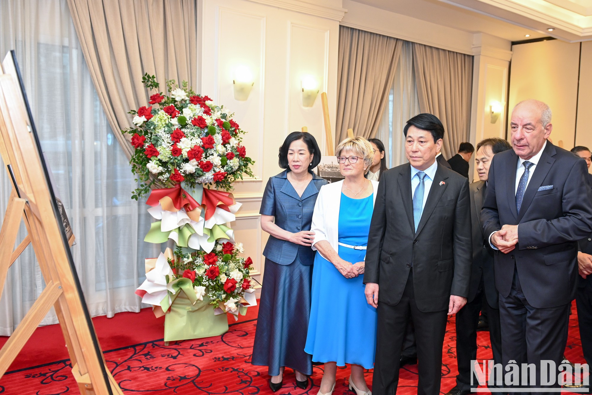 Los dos presidentes y sus esposas visitan la muestra.