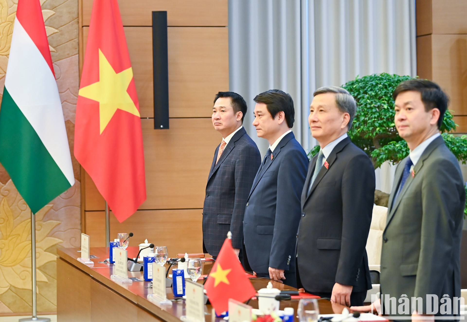 Asistentes vietnamitas a la reunión.