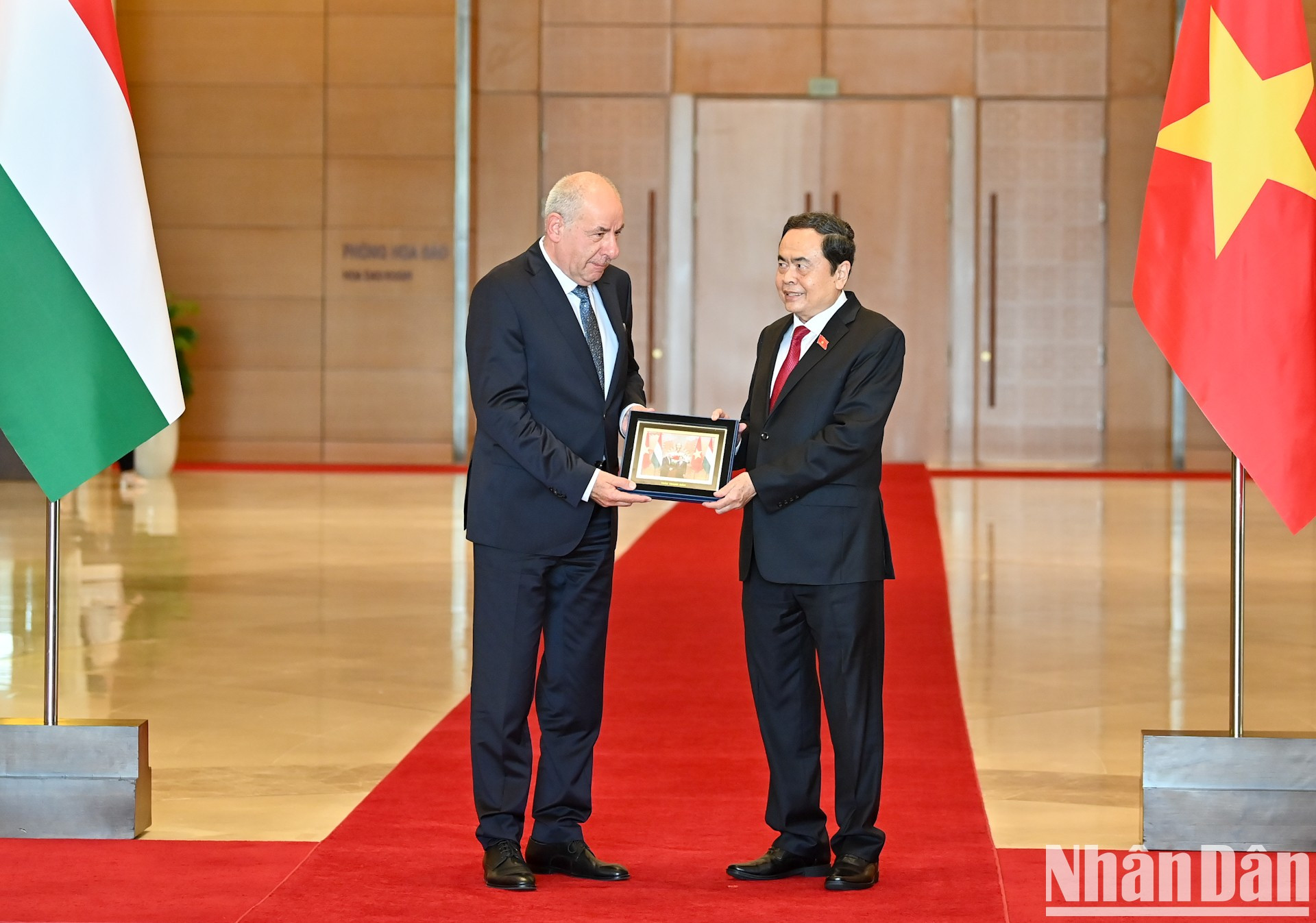 El titular legislativo vietnamita entrega un regalo de recuerdo al presidente húngaro.