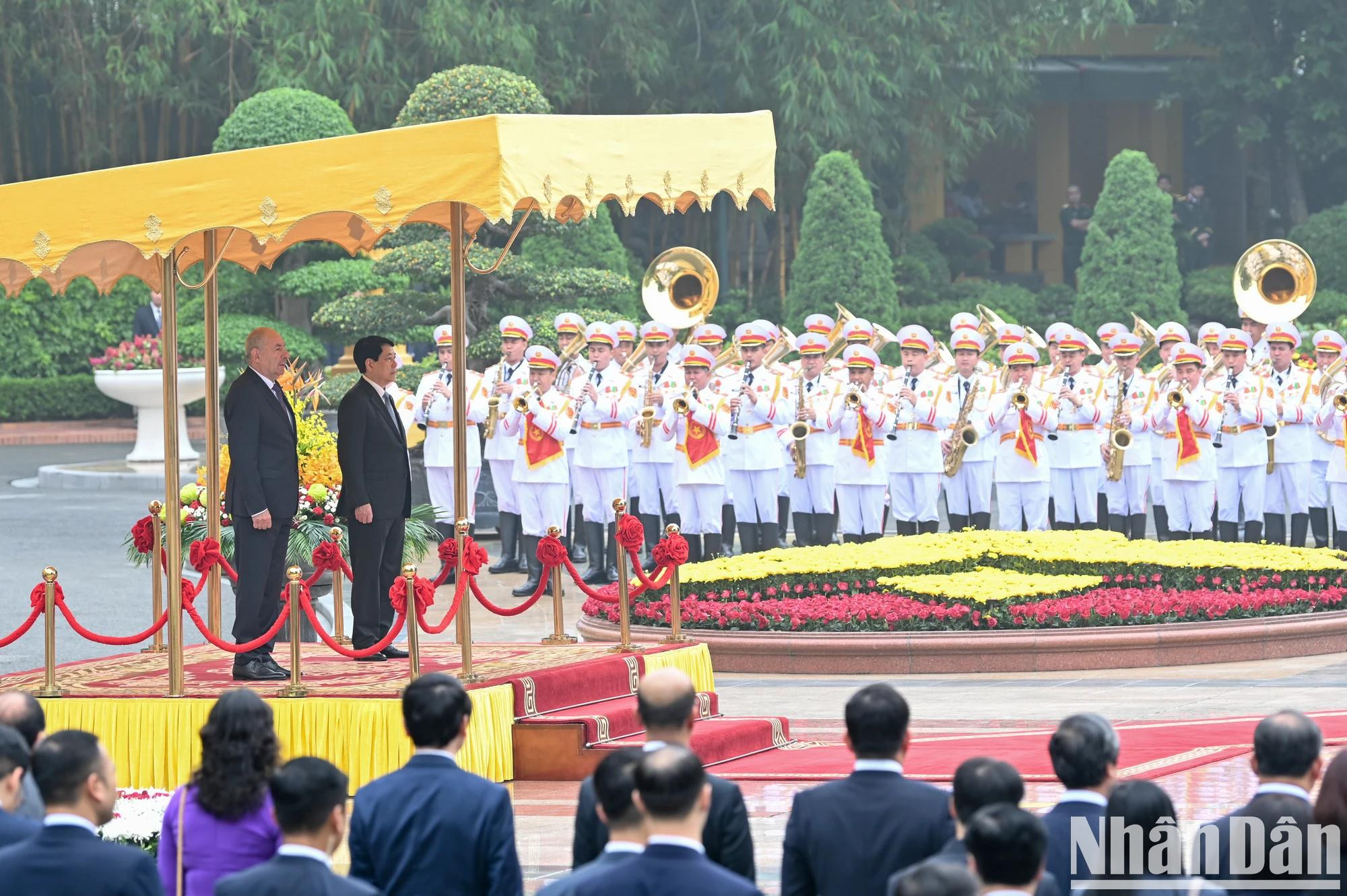 Los dos mandatarios en el acto de interpretación del himno nacional. Los dos mandatarios en el acto de interpretación del himno nacional.