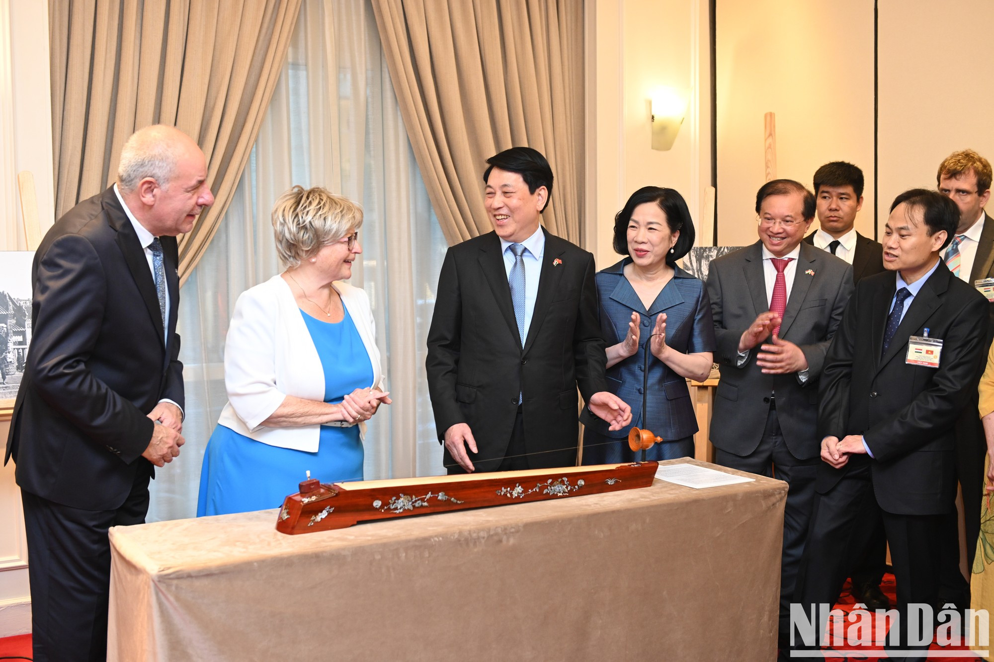 El presidente Luong Cuong presenta el monocordio a los visitantes húngaros.