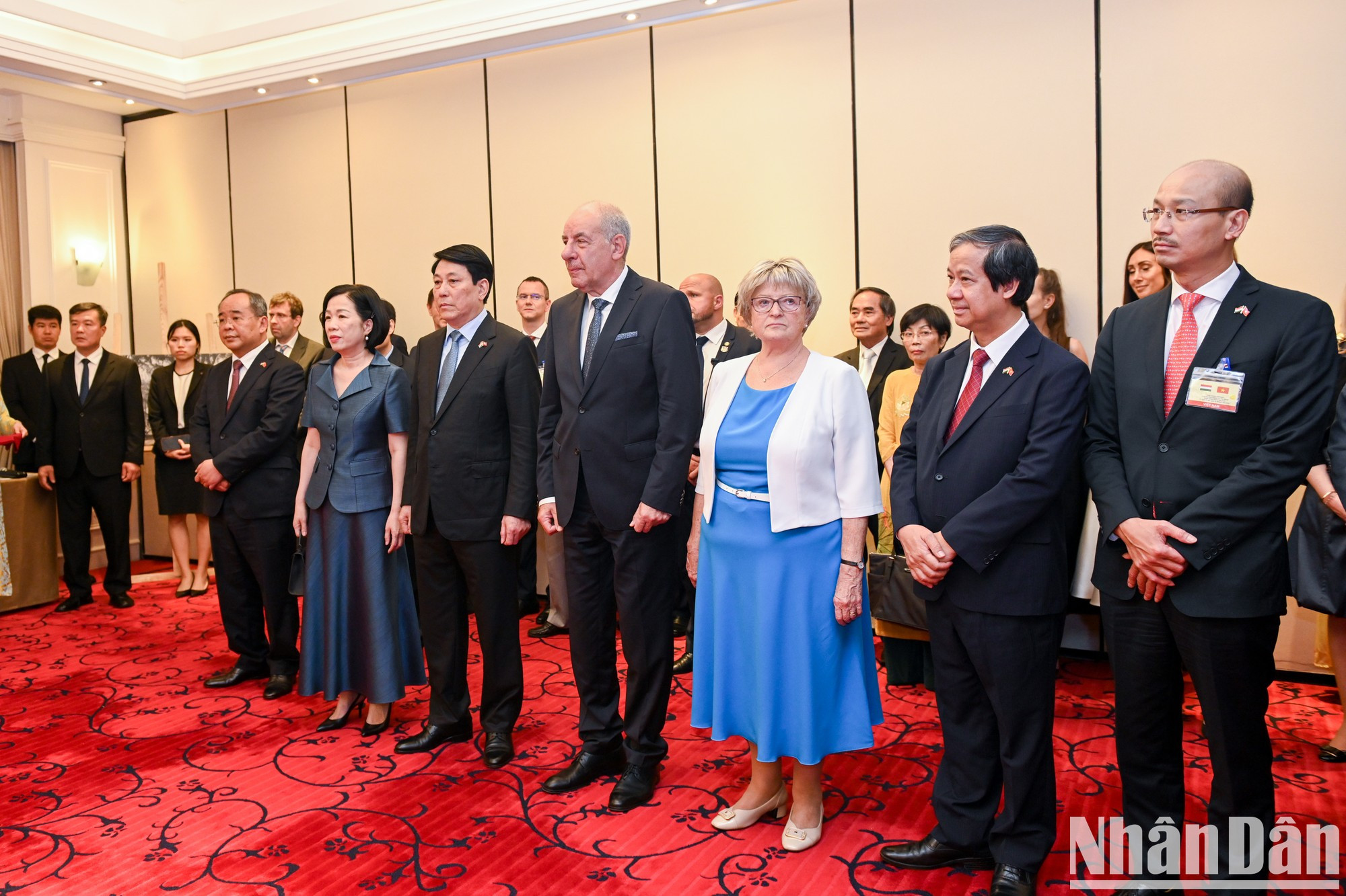 El presidente de Vietnam, Luong Cuong, y su par de Hungría, Sulyok Tamás, junto con sus esposas, en el evento.