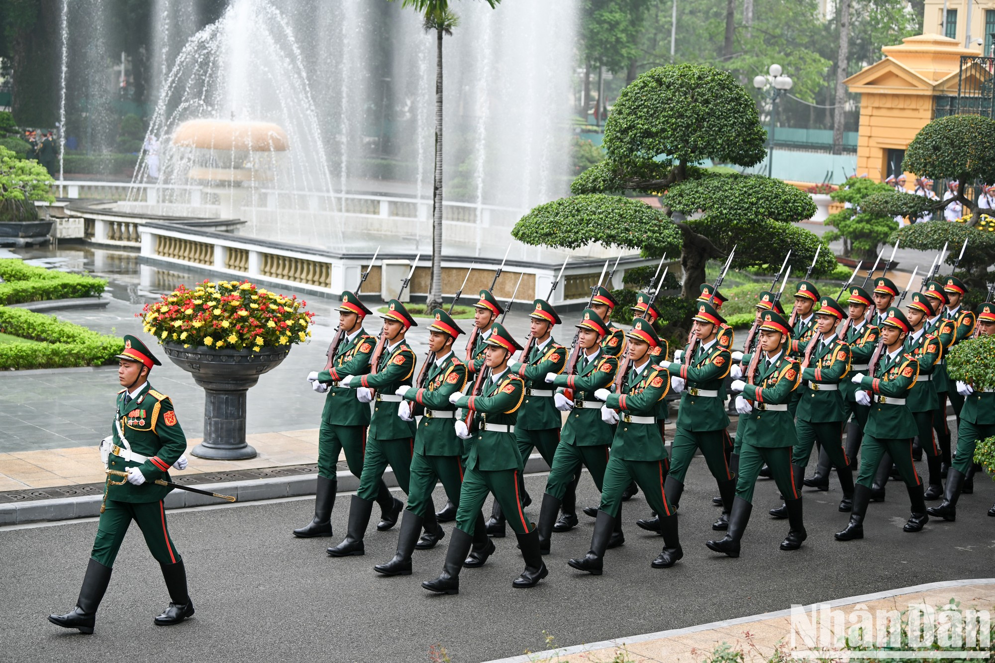 Banda militar del Ejército Popular de Vietnam en la ceremonia de bienvenida. Banda militar del Ejército Popular de Vietnam en la ceremonia de bienvenida.