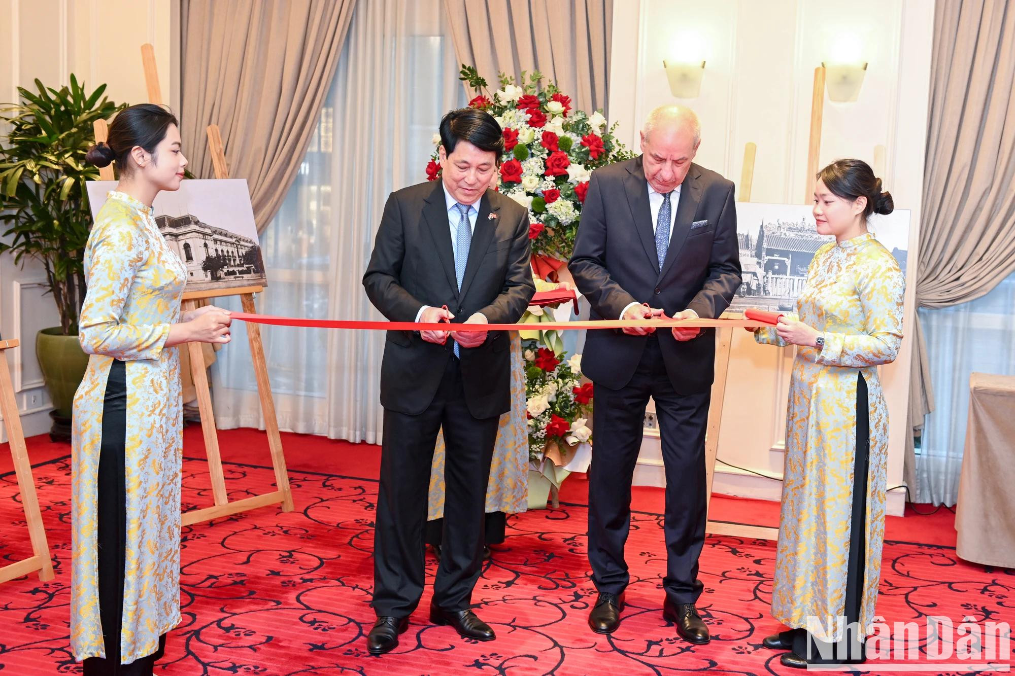 Los dirigentes inauguran la exposición.